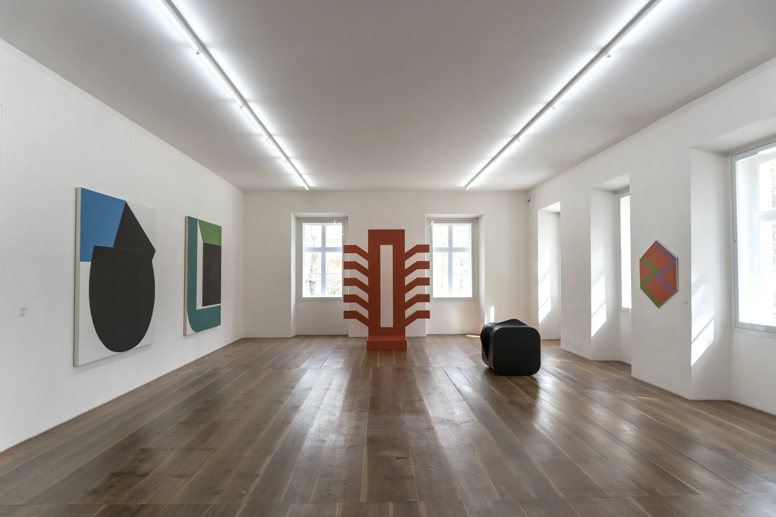 Exhibition " colorful.farbenfroh " (2018). Otto Herbert Hajek (centre): "Farbwege 68/6" (1968) - Georg Karl Pfahler (left): "Achmed II" (1978/79) and "S-RB" (1967/68) - Thomas Lenk (On the floor, to the right): "Schichtung 13 (Orkel)" - Winfred Gaul : "Jazz Sex-a-gon" (1967)