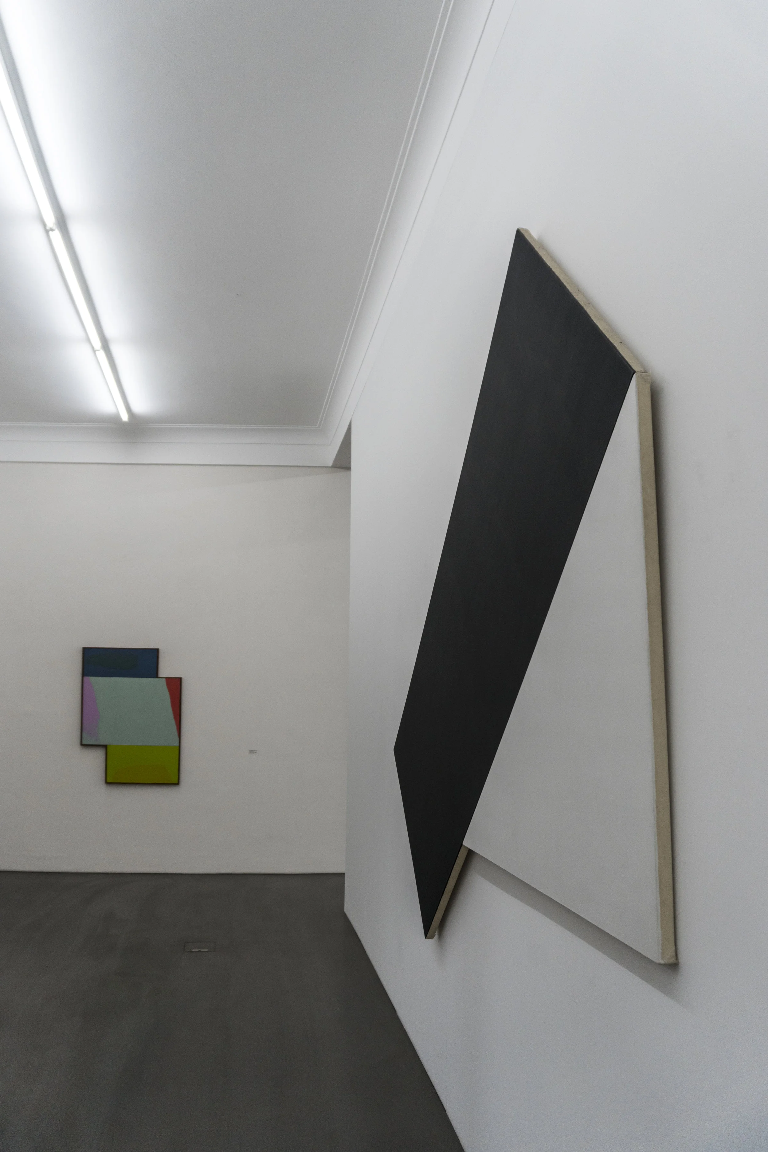 (In the background) Dorothy Fratt : untitled 1987 - (right) Ellsworth Kelly : "Triangel II, Dark gray with white", 1977