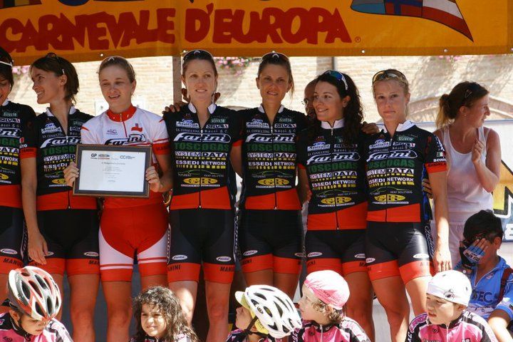 Gosia holding her plaque, Rachel Neylan (R), myself (R)