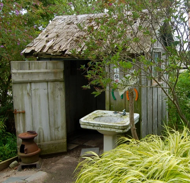 IdeaGarOuthouse.jpg