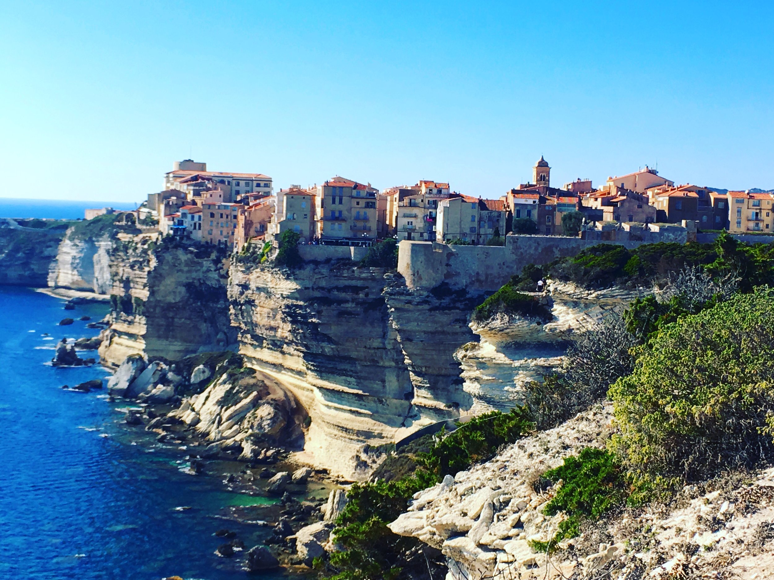 Von Sardinien nach Korsika: Ein Tag in Bonifacio 