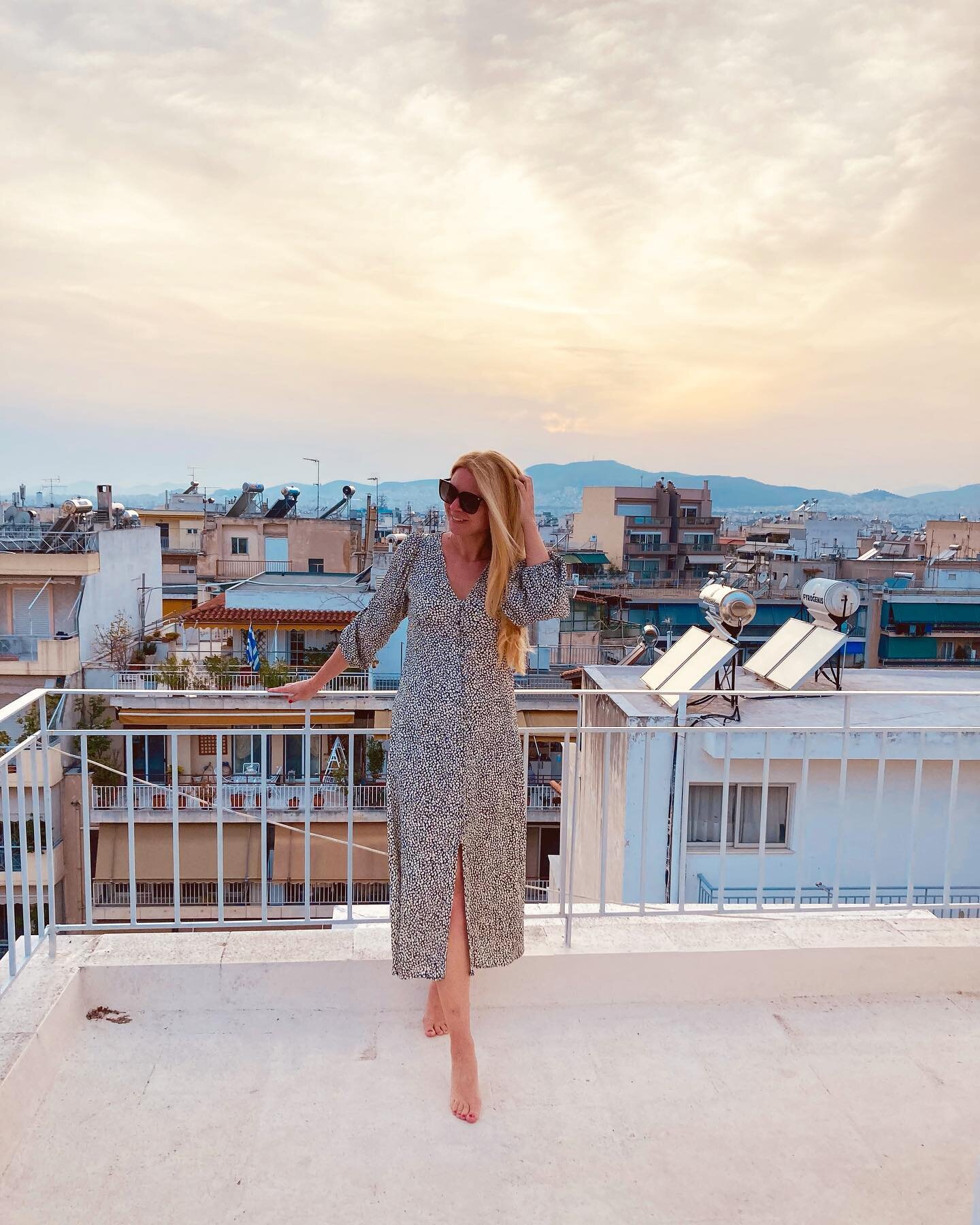 ✨✨
.
.
.
#athens #greece #rooftop #spring #travel #travelgram #travelgreece #goldenhour #happy