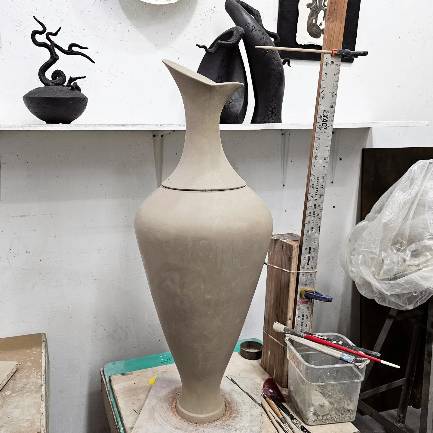 Working on a fun commission for Norwegian Cruise Lines right now!
Finished sculpting the first vessel and starting on the second. ✨

#interiordesign #interiorinspiration #interiors #interiorstyling  #pottery #SculpturalCeramics
#designart #sculptural