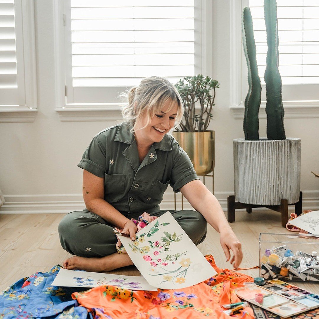 heyyy! 
Sharing some pics from my studio shoot with the amazing Ashlee @lovejoy.photo and the colorful floral I painted for @petiteplume 
Gotta love that Colorado 🌞 streaming through!