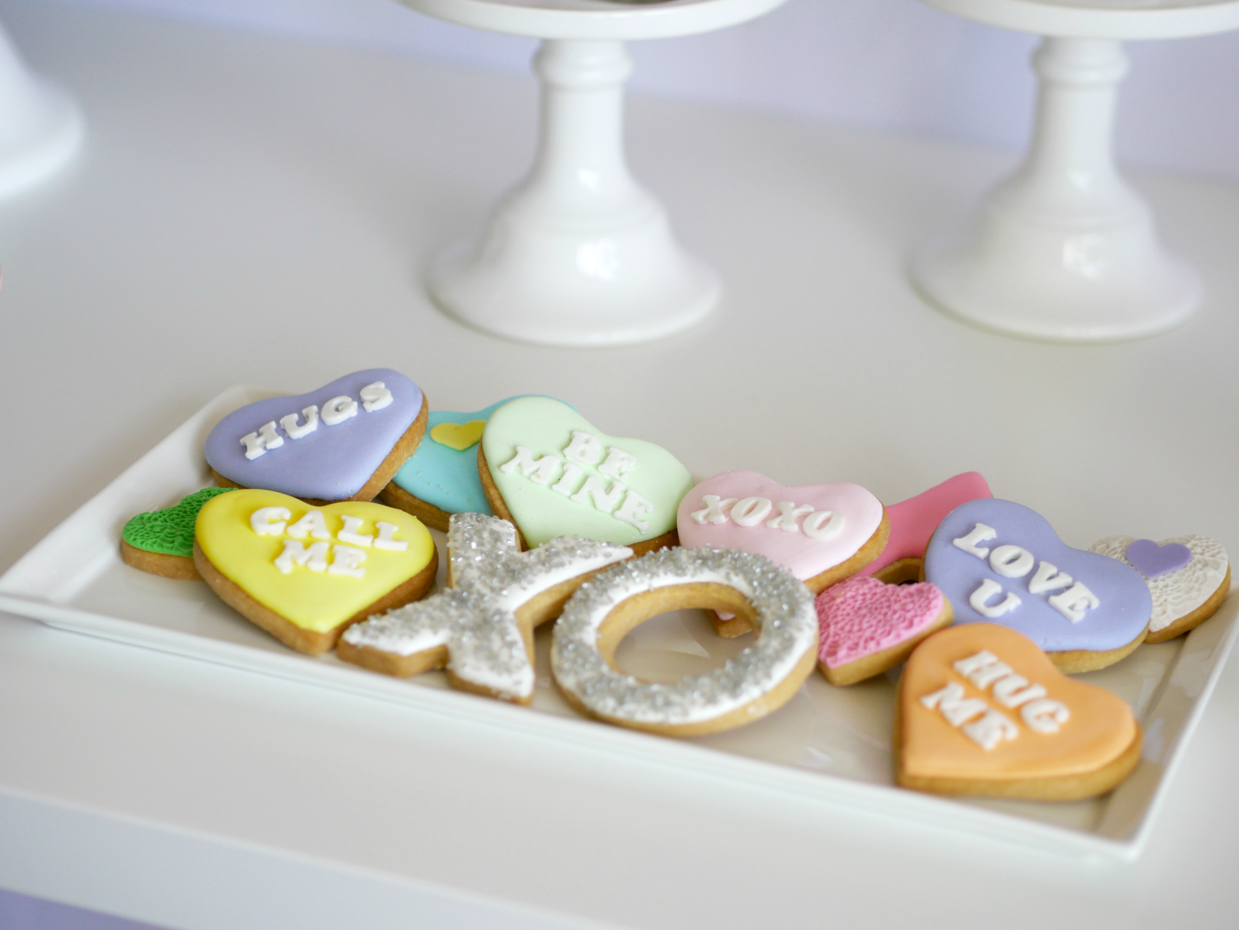 valentine's dessert ideas / valentine's dessert table / valentine's cookies ideas / Conversation hearts cookies / Conversation hearts party idea / Valentine's Party Idea for kids /Styled by Carolina from MINT Event Design / www.minteventdesign.com