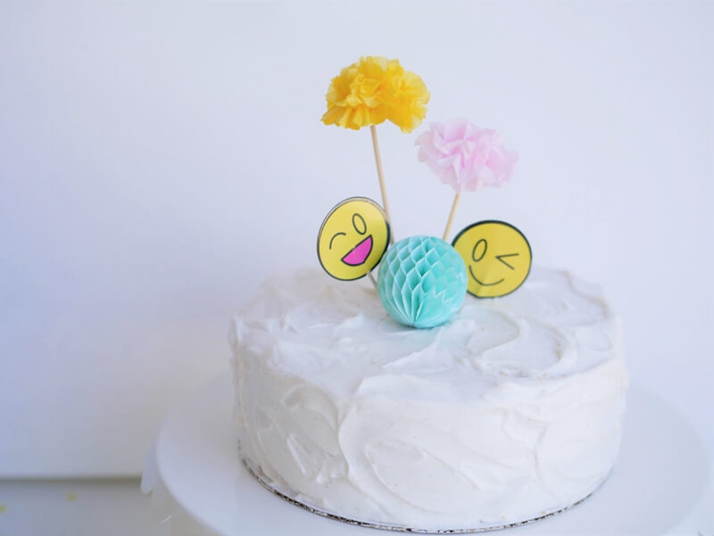 Emoji party ideas and cake.