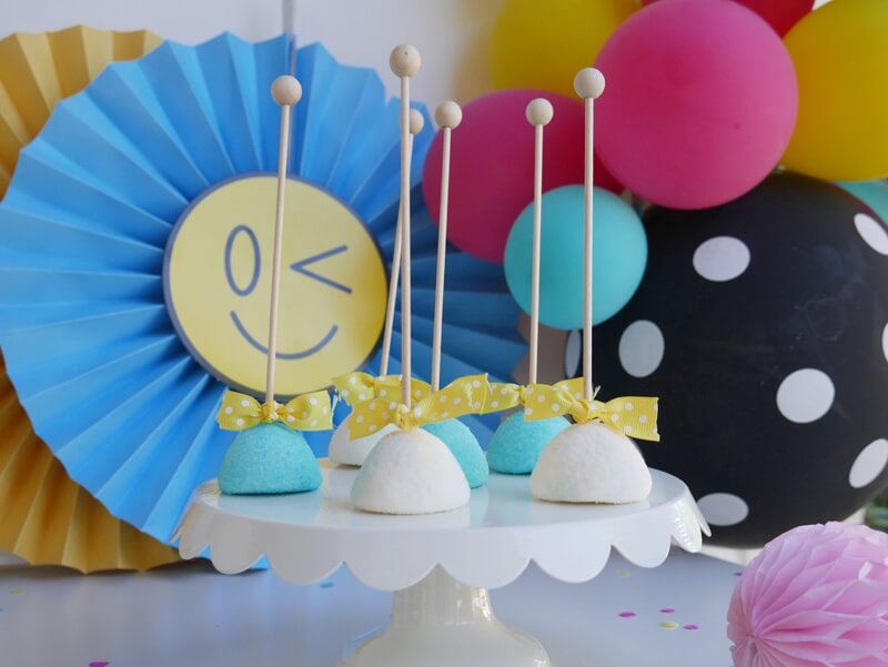 Adorable Emoji dessert table idea