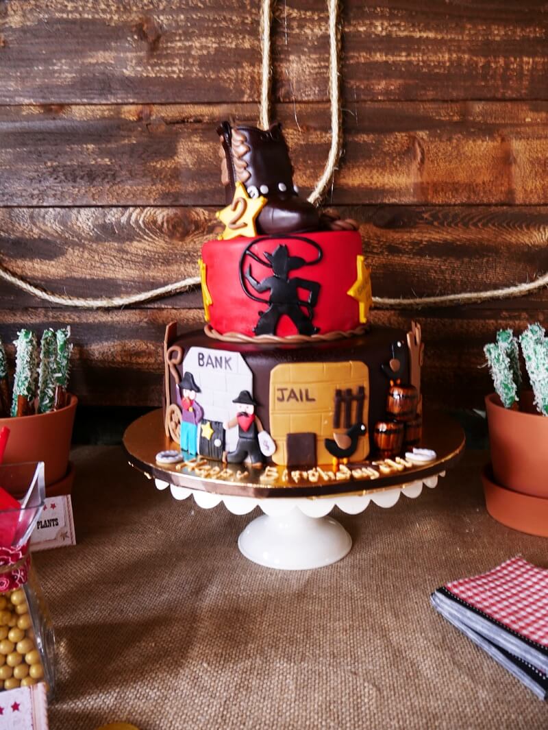 How adorable is this cake perfect for a Cowboy or Wild West birthday party.
