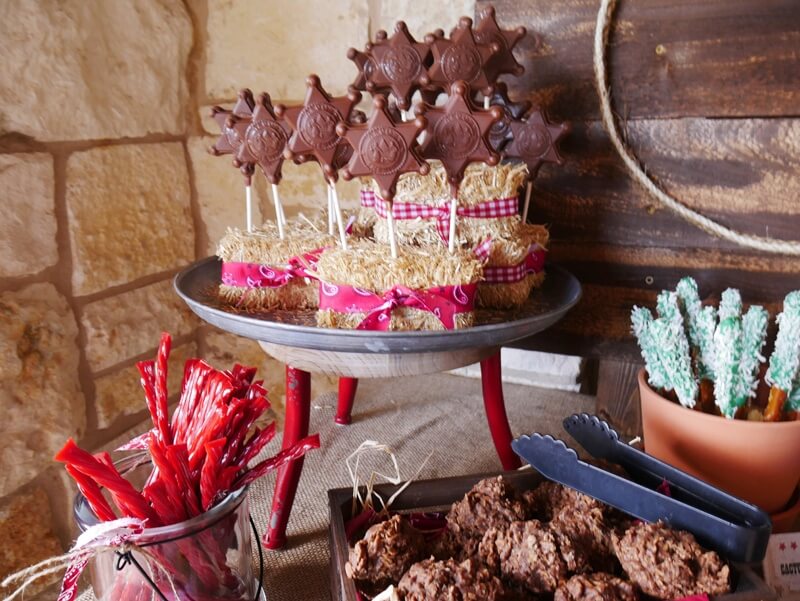 Cute desserts ideas for a cowboy party like these sheriff stars chocolate sticks!