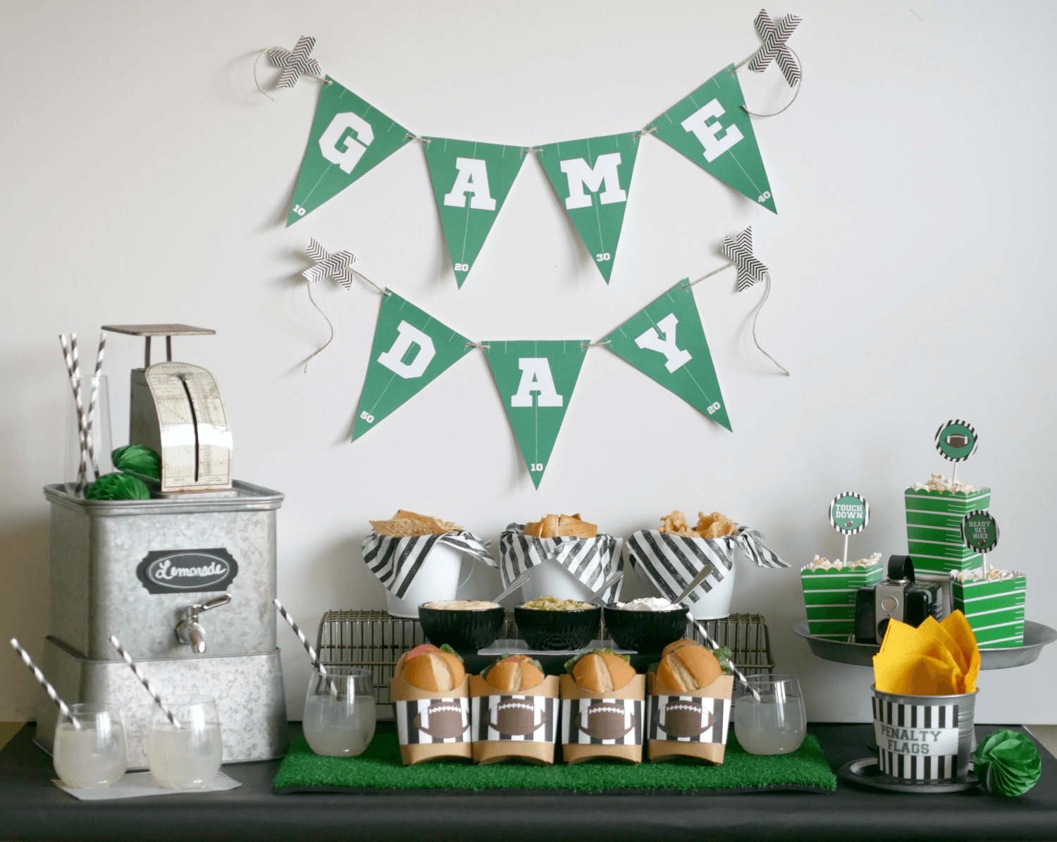 Game Day party ideas / Game Day food ideas / Game day snacks / Super bowl party ideas / Super bowl easy finger foods / Super bowl party inspiration / Styled by Carolina from MINT Event Design / www.minteventdesign.com