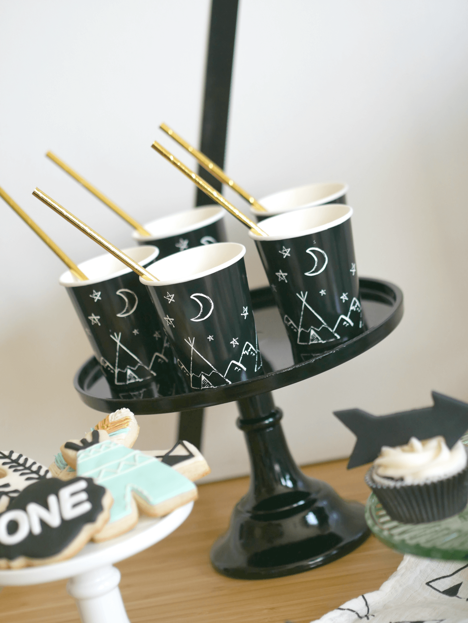 Tribal party ideas / Be Brave party ideas / Modern Camp party ideas/ styled by Carolina from MINT Event Design / www.minteventdesign.com