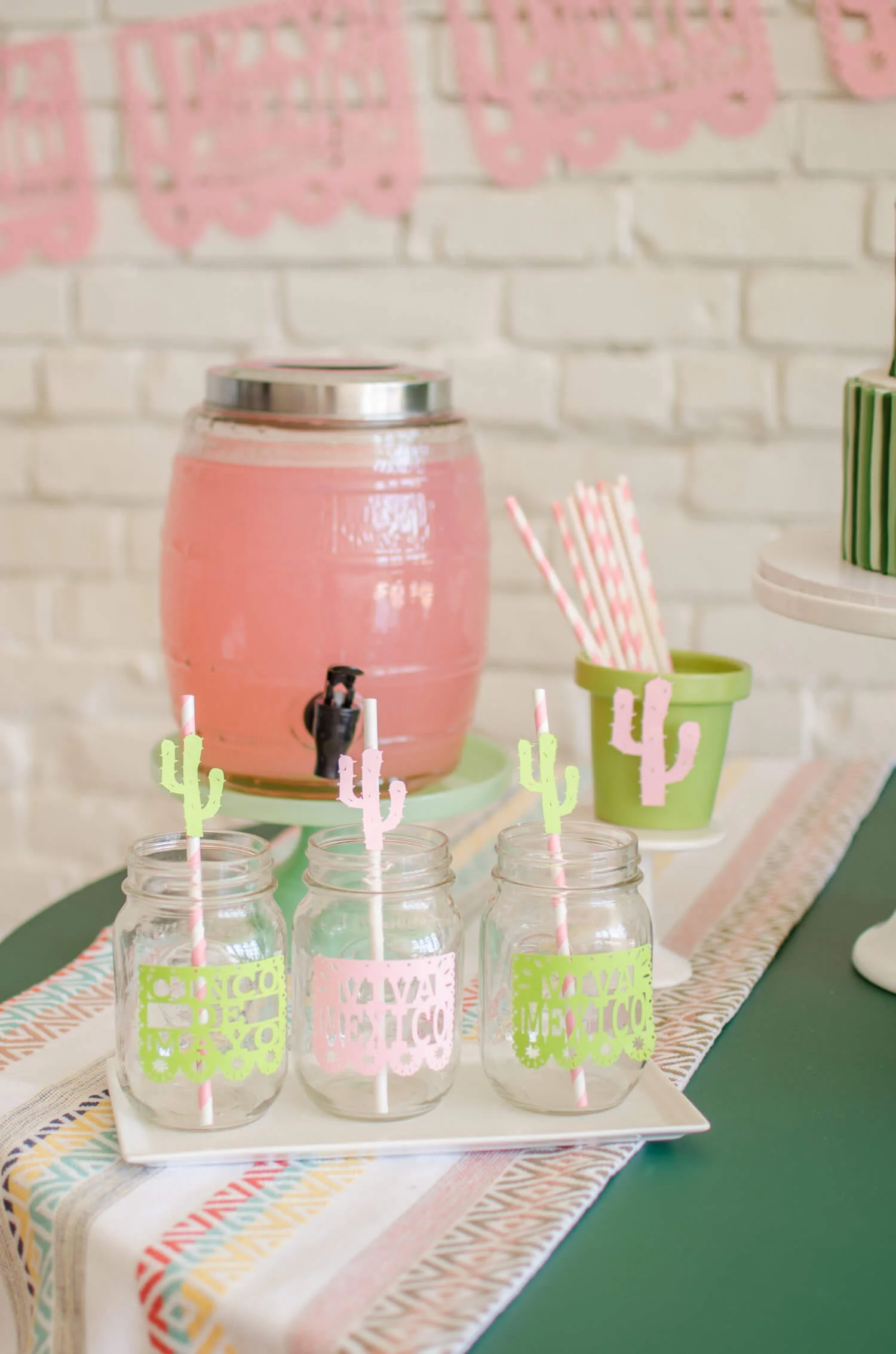 Cinco de Mayo Drink Station idea / Cinco de Mayo kids drinks / Cinco de mayo drinks idea / Sahuaro paper decor / Mint and Pink party ideas / Styled by Carolina from MINT Event Design / www.minteventdesign.com