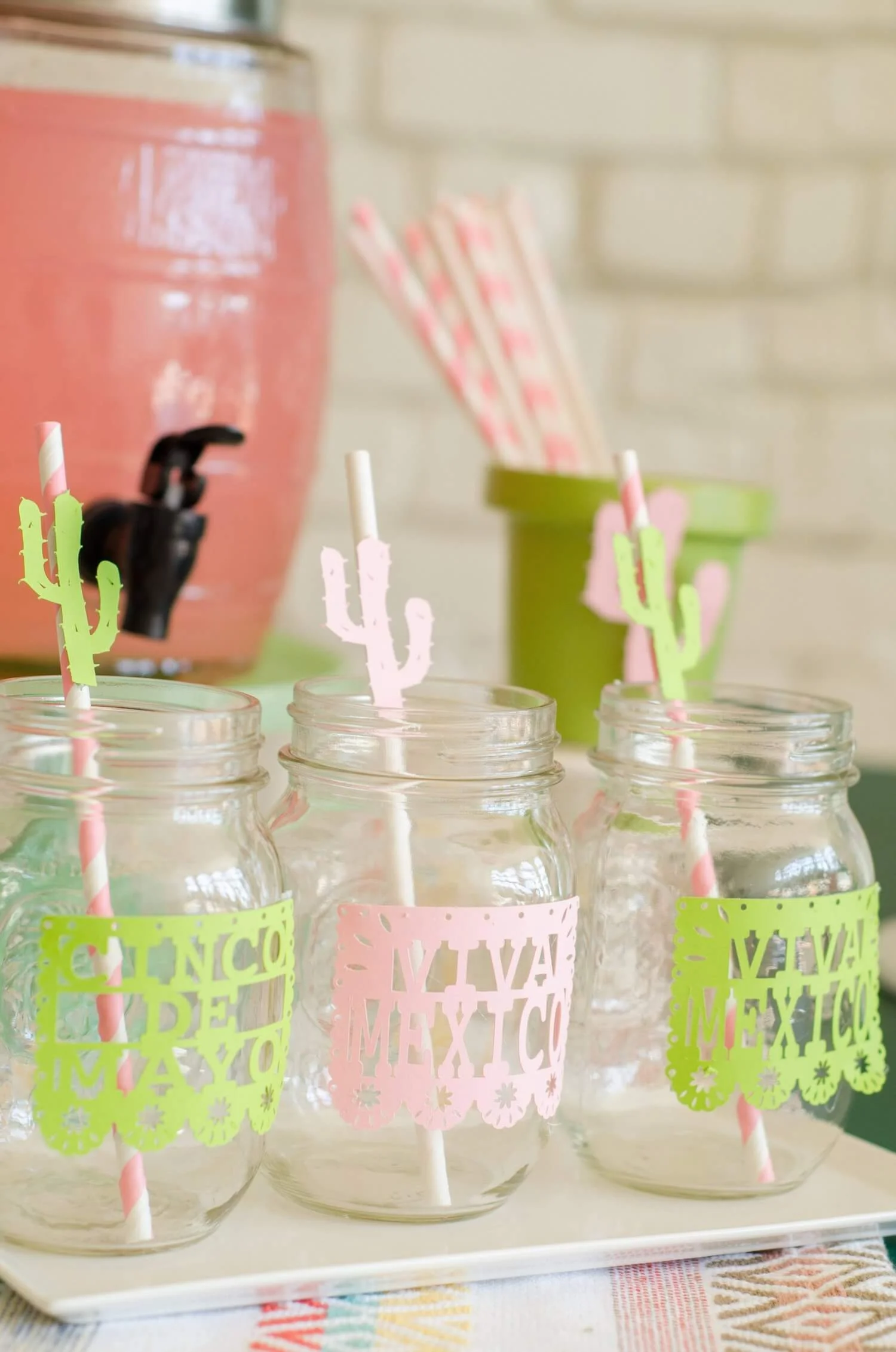 Cindo de Mayo Drink Station idea / Cinco de Mayo kids drinks / Cinco de mayo drinks idea / Sahuaro paper decor / Styled by Carolina from MINT Event Design / www.minteventdesign.com