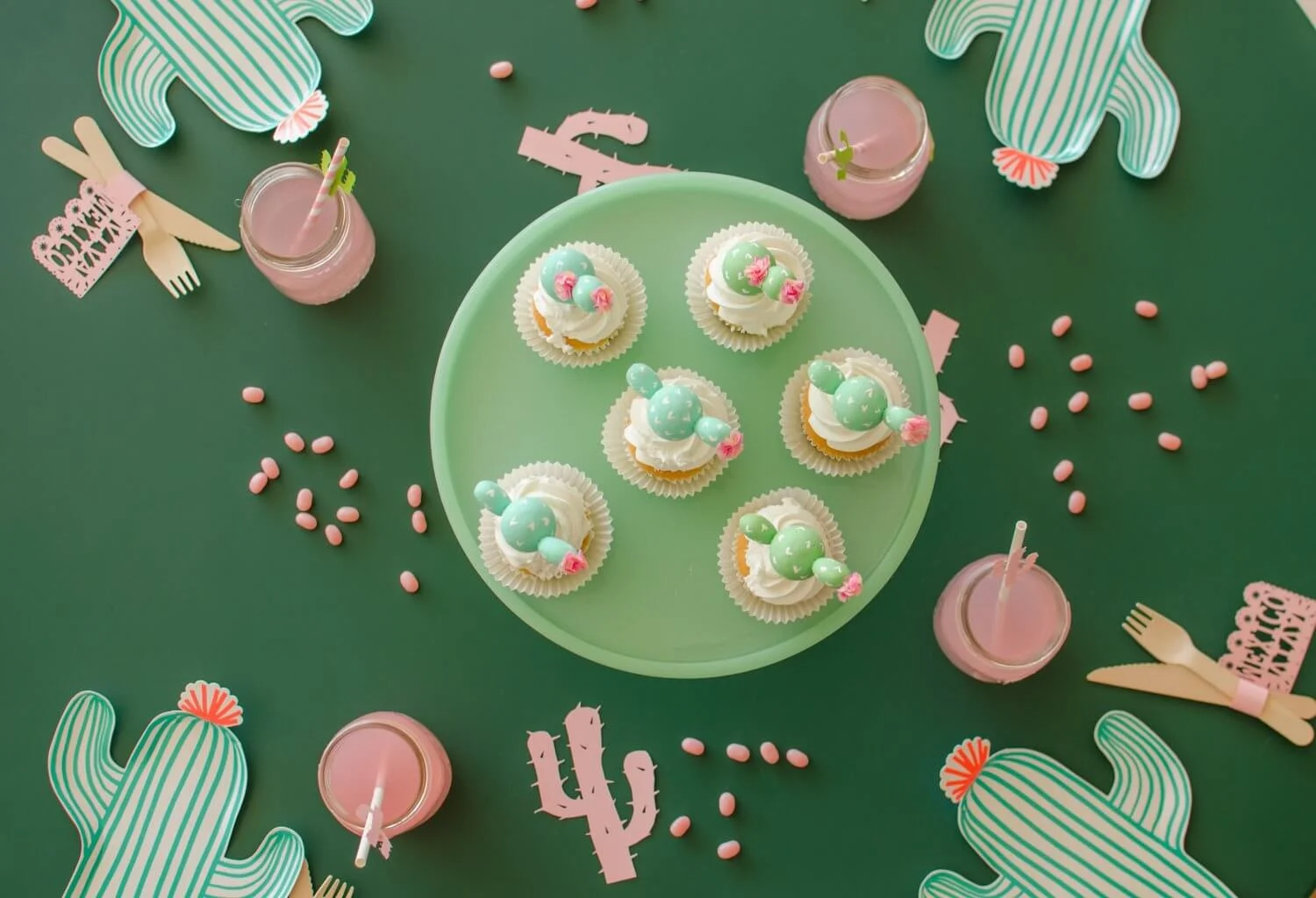 Cinco de Mayo tablescape / Cactus plates / Southwestern party ideas / Cinco de Mayo party ideas / Viva Mexico / Cinco de Mayo desserts / Cactus cupcakes / Cactus DIY cupcake toppers / Southwestern tablescape / Styled by Carolina from MINT Event Design / www.minteventdesign.com
