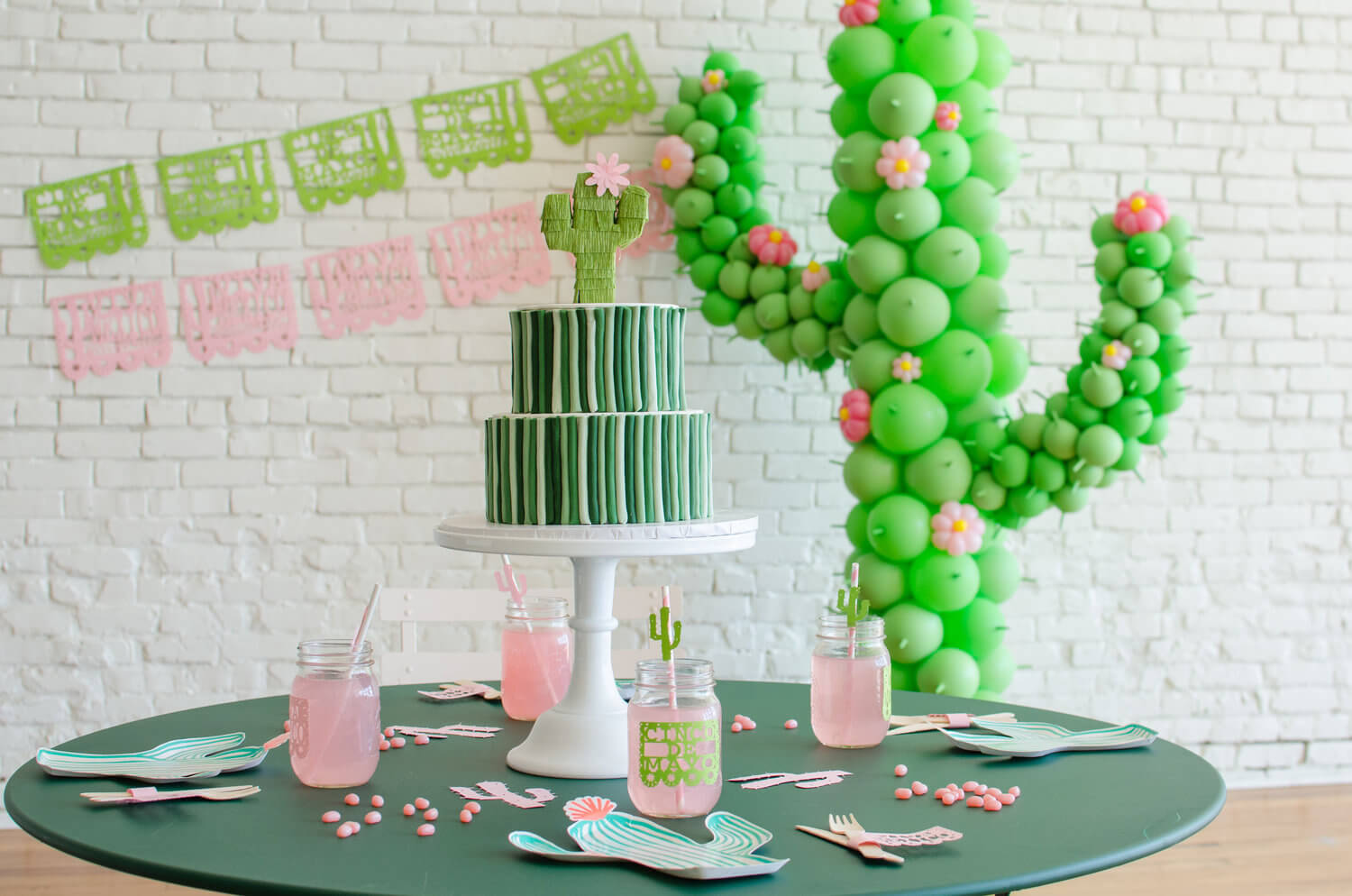 Cinco de Mayo tablescape / Cactus plates / Southwestern party ideas / Cinco de Mayo party ideas / Viva Mexico / Cinco de Mayo desserts / Cactus cupcakes / Cactus DIY cupcake toppers / cactus Cake idea / Southwestern tablescape / Styled by Carolina from MINT Event Design / www.minteventdesign.com