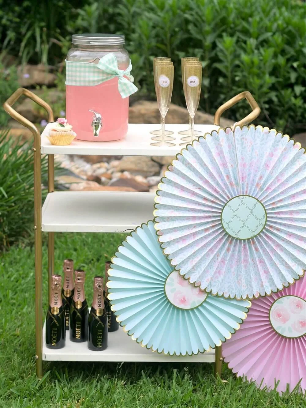 French Cottage Bridal Shower Ideas / Outdoor Bridal Shower ideas and decor / Pastel colors Bridal Shower Ideas / Drink Station for a Bridal Shower / Shabby Chic Bridal Shower Ideas / Shabby Chic Drink Station / Drink Station for Baby Shower / Styled by Carolina from MINT Event Design / www.minteventdesign.com