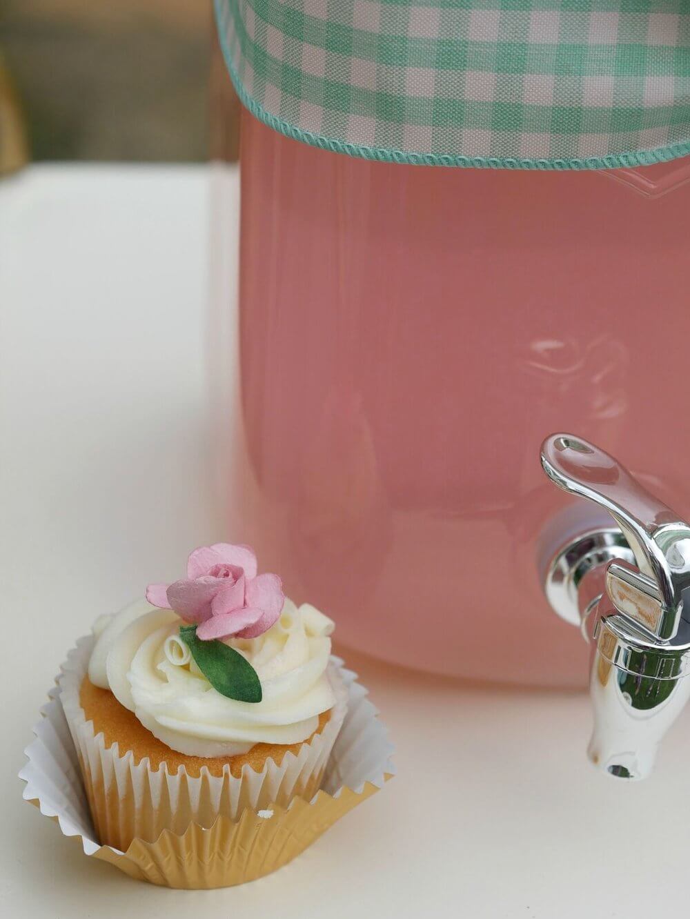 French Cottage Bridal Shower Ideas / Outdoor Bridal Shower ideas and decor / Pastel colors Bridal Shower Ideas / Drink Station for a Bridal Shower / Shabby Chic Bridal Shower Ideas / Shabby Chic Drink Station / Drink Station for Baby Shower / Styled by Carolina from MINT Event Design / www.minteventdesign.com