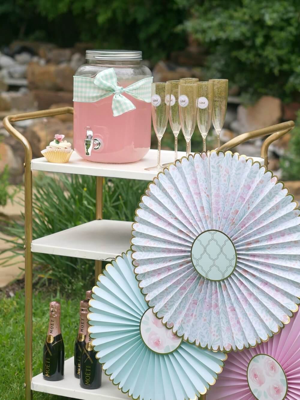 French Cottage Bridal Shower Ideas / Outdoor Bridal Shower ideas and decor / Pastel colors Bridal Shower Ideas / Drink Station for a Bridal Shower / Shabby Chic Bridal Shower Ideas / Shabby Chic Drink Station / Drink Station for Baby Shower / Styled by Carolina from MINT Event Design / www.minteventdesign.com