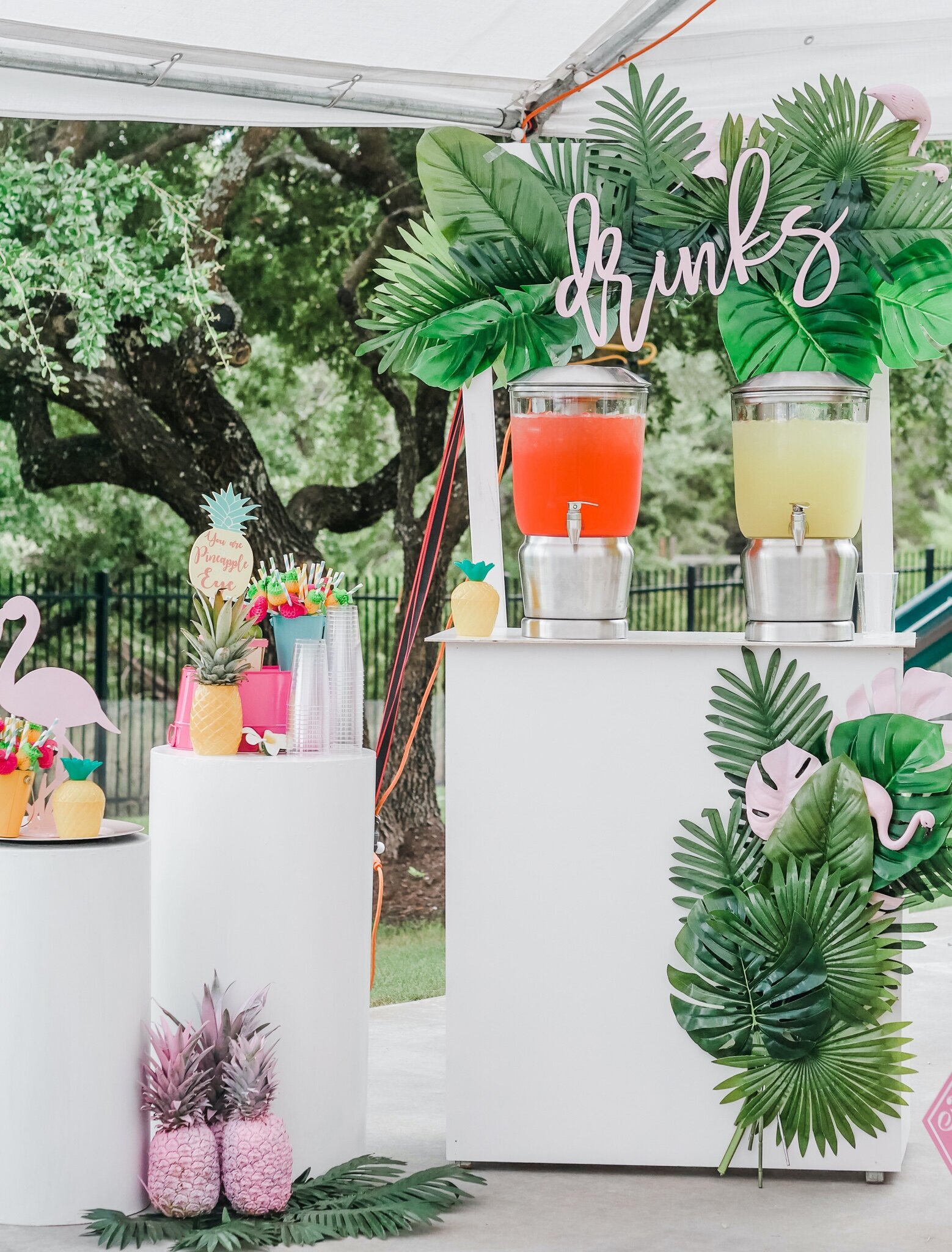  Love this drink station for a tropical birthday party with lots of palm leaves and pineapples. All the party details can be found on Mint Event Design www.minteventdesign.com 