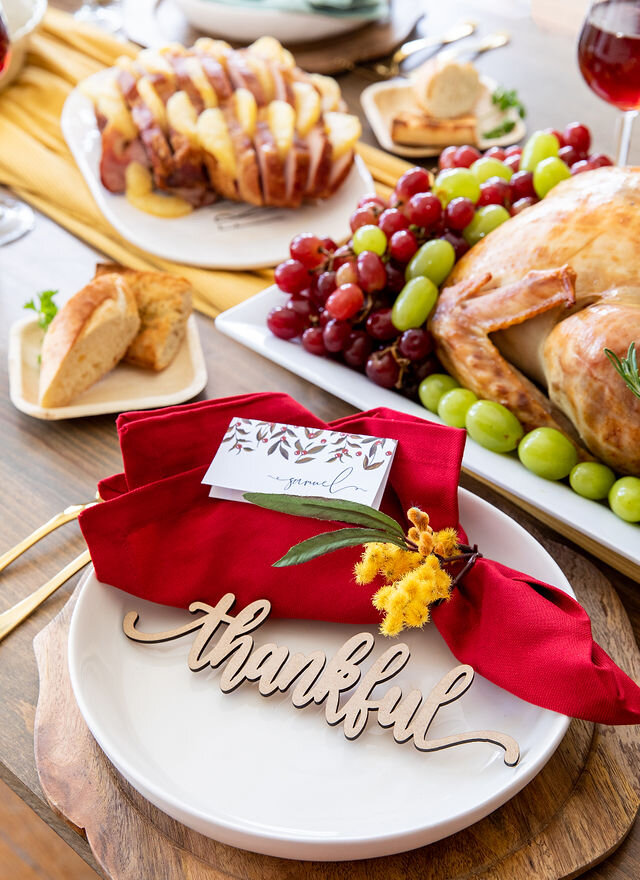 Warm and inviting Thanksiving place setting - get details now at minteventedesign.com!