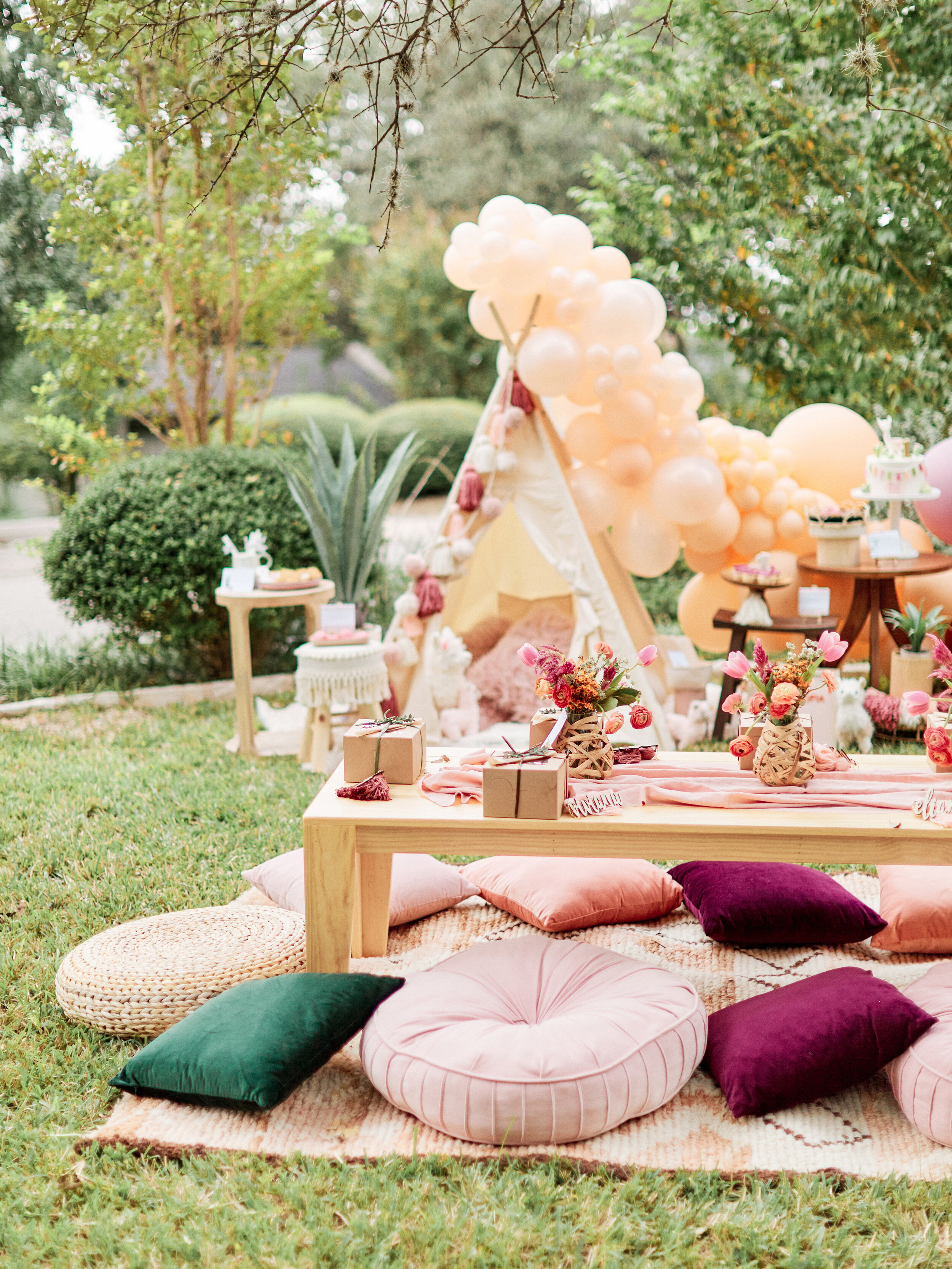 Comfortable picnic party seating - get details and more party inspiration now at minteventdesign.com!