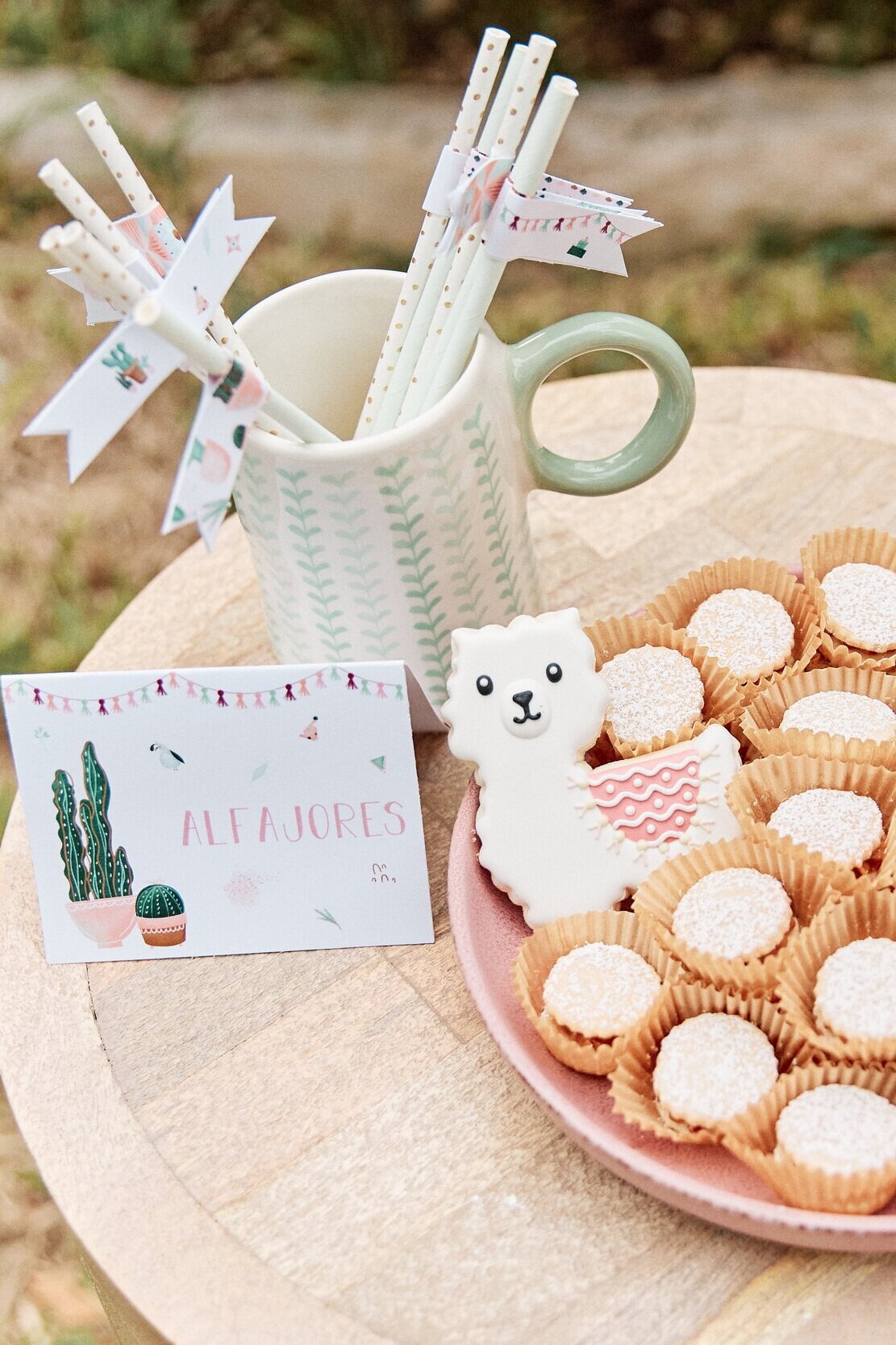 Llama party desserts - get details and more party inspiration now at minteventdesign.com!