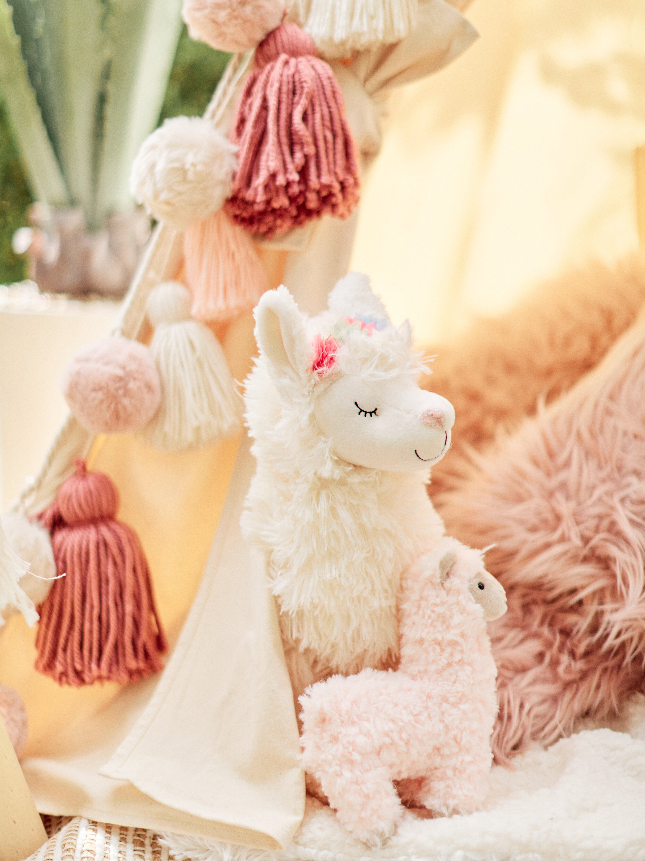 Llama stuffed animals for a llama party play tent - get details and more party inspiration now at minteventdesign.com!