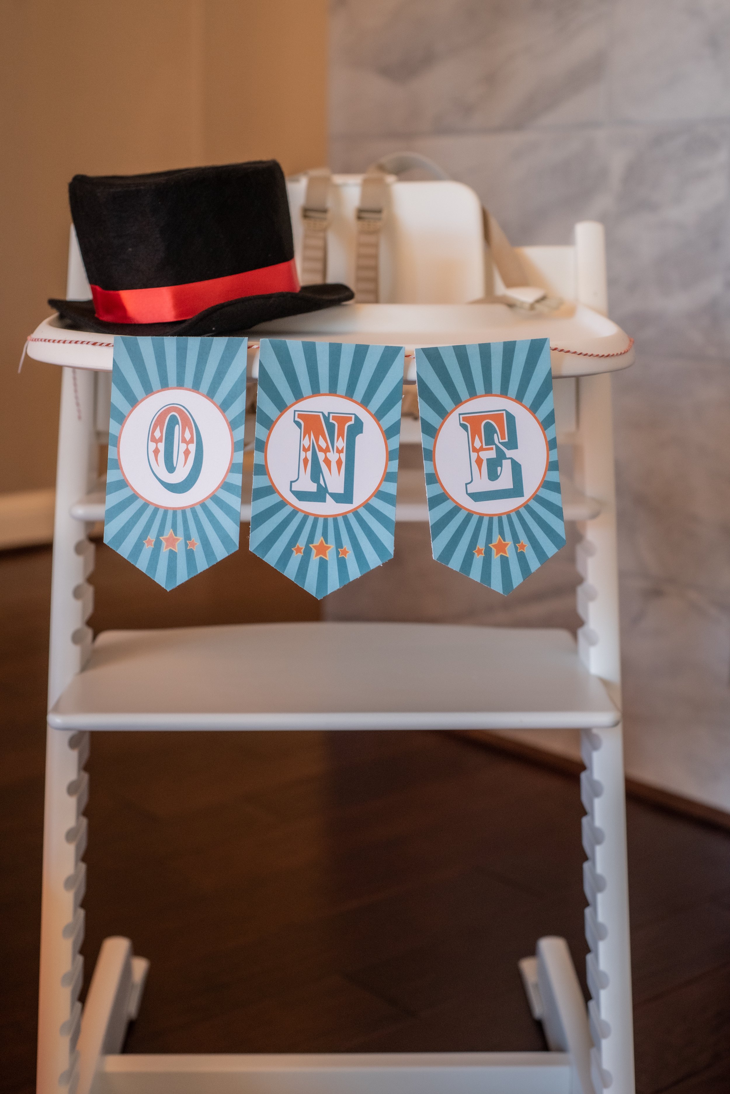 Carnival or circus themed 1st birthday high chair with ONE banner. Party details at www.minteventdesign.com!