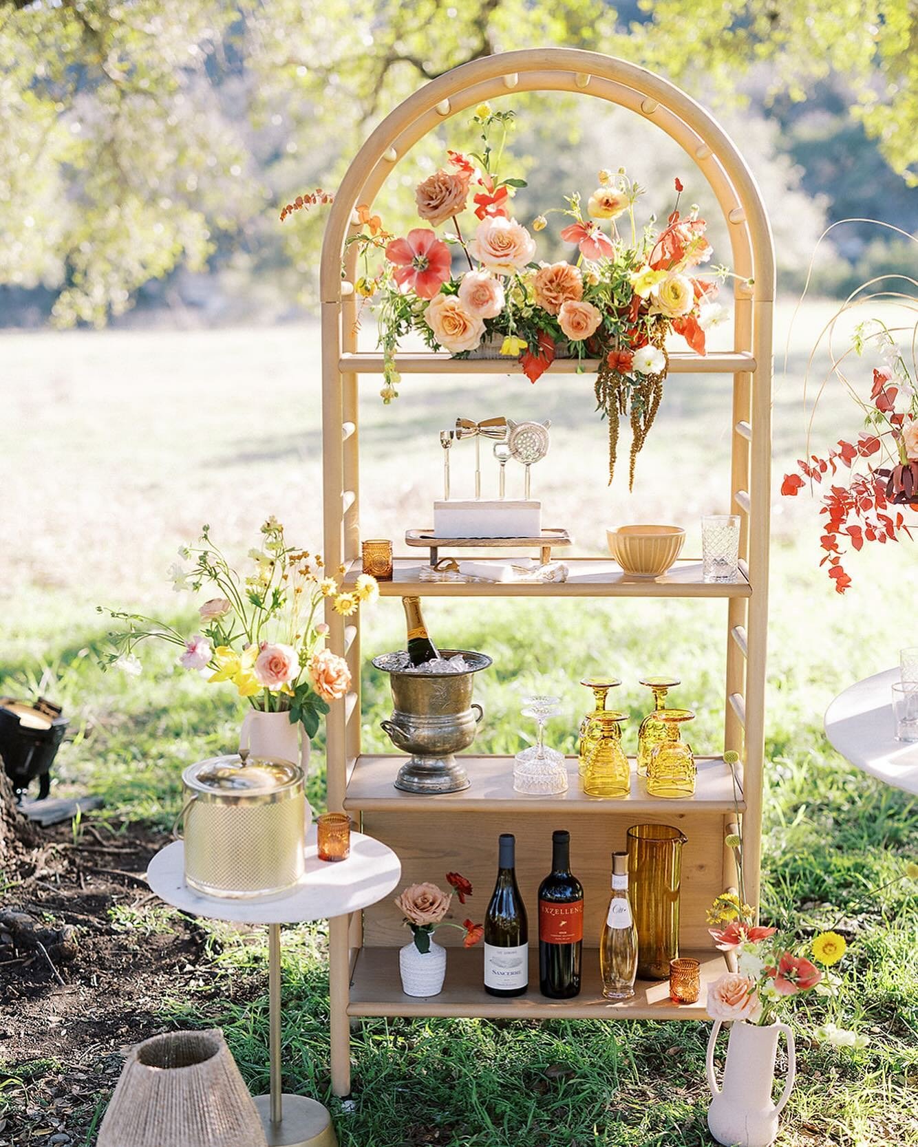 Self served bar ready!! Zoom in to see all the beautiful details we added to the shelf!  Event Planning and design: @minteventdesign
Rentals: @beelavish
Lighting: @filoproductionsatx 
Florals: @nativebloomfloral 
Cake: @eltoquedulce.atx 
Photography: