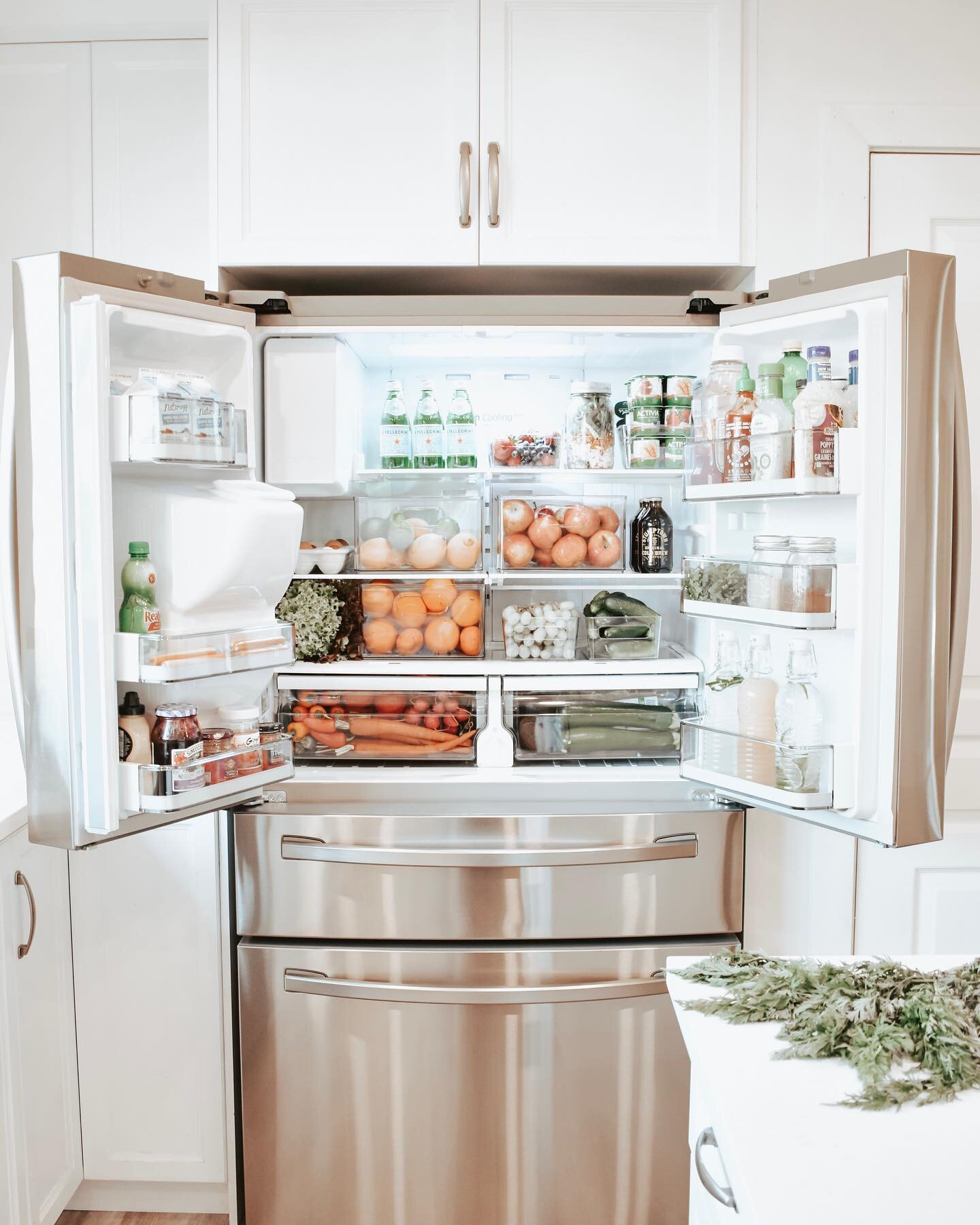 We are still feeling summertime fresh over here with our brand new Samsung Energy Star refrigerator 🍊 [ #ad ] This @samsunghomeappliances fridge has upgraded our entire kitchen and everyone in our family is obsessed, especially me now that the kids 