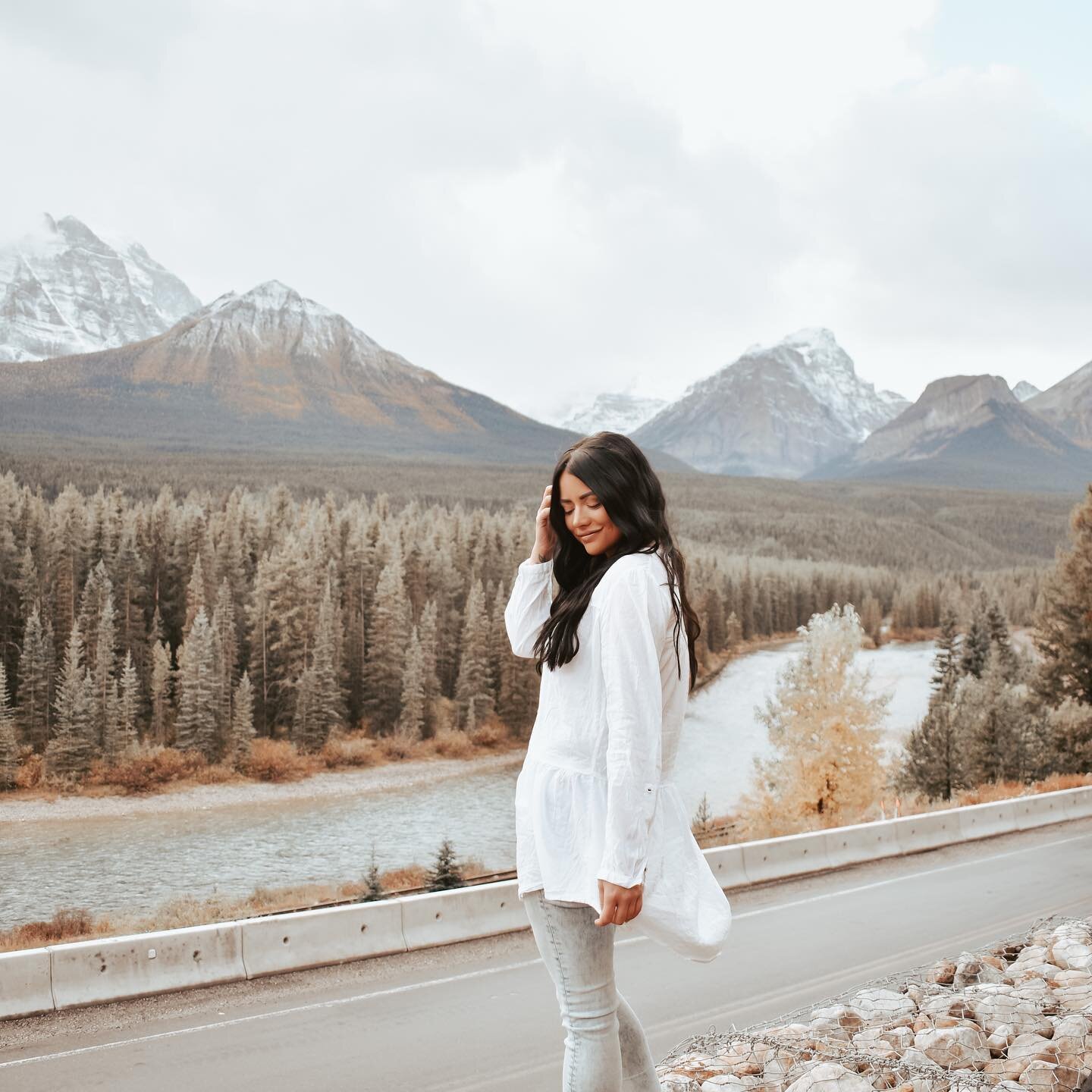 We had an amazing weekend in Lake Louise taking in all the fall feels 🍂 I really don&rsquo;t know which season I enjoy most in the Rockies - which is your favourite season? 
&bull;
A whole blog post about our experience at @lakelouiseinn is coming t