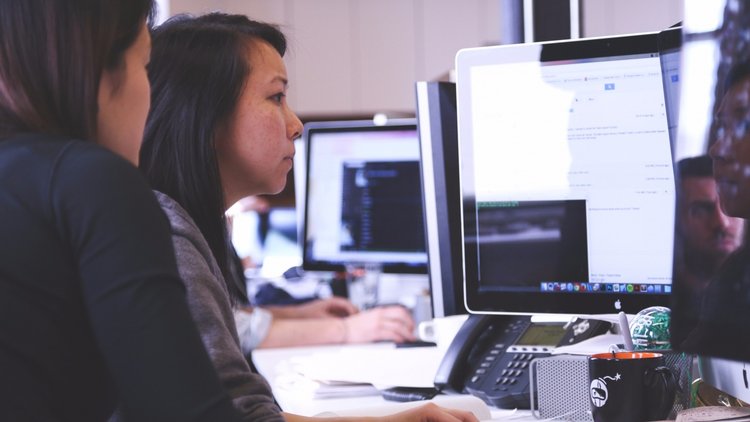 20151123172617-people-women-office-working-technology-computer-workspace-coding-programming-programmers-coders.jpeg