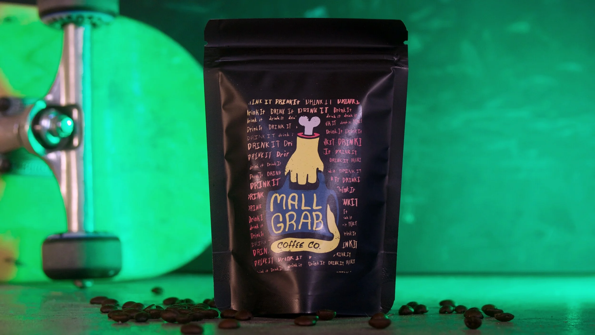  A hand-lettered “DRINK IT” pattern was designed as a supporting design element. Here, it is shown as the background pattern for a sticker label. 