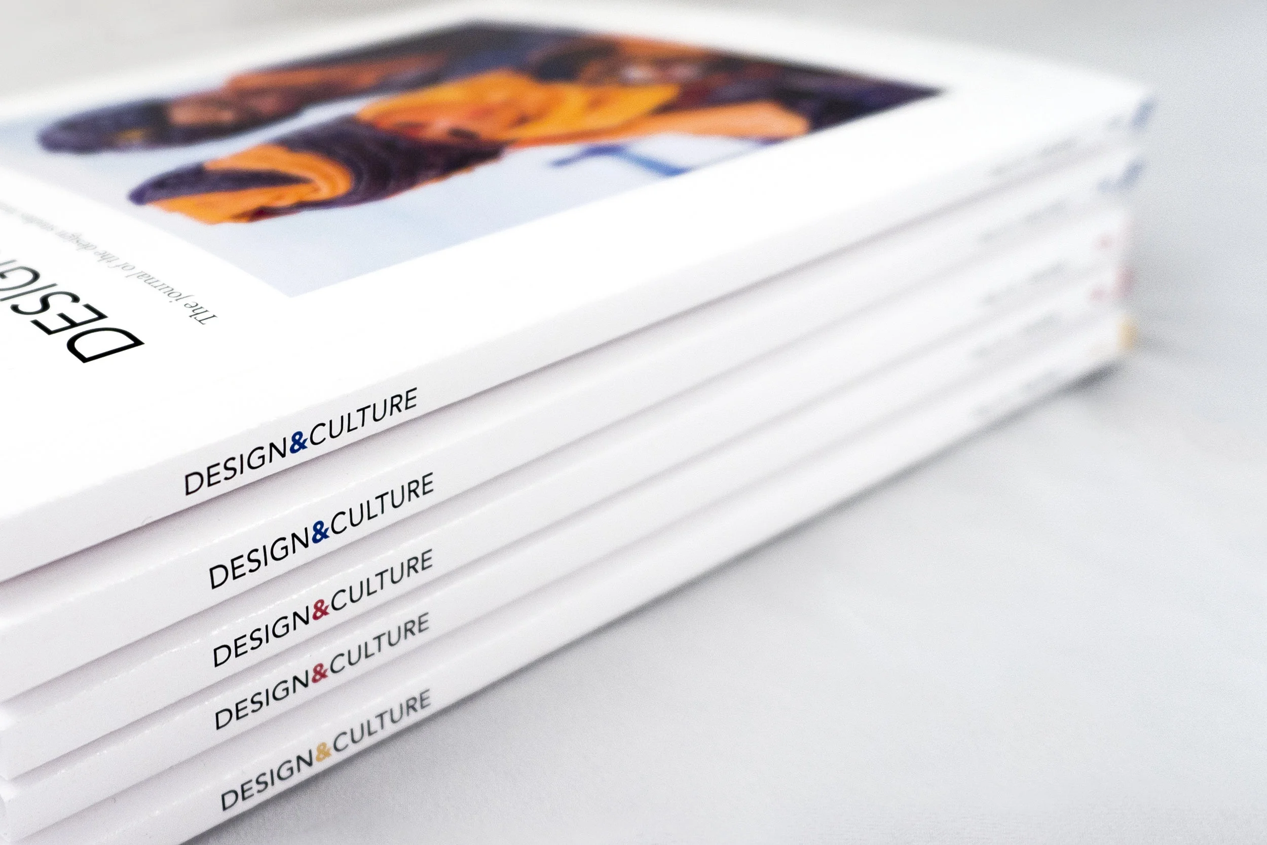  Omslaget er enkel og ren, noe som gjenspeiler innmaten. Jeg har valgt å bruke bilder som blikkfang og tone ned resten av omslaget. For hver årgang skilles tidsskriftet med en farge. 