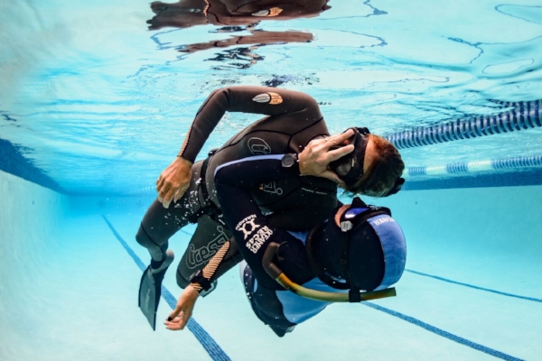ADVANCED AND SAFETY Learn to freedive down to a maximum depth of 60m/198 feet! The PFI Advanced & Safety Freediver instructs competent and comfortable freedivers who have successfully achieved the PFI Intermediate Freediver certification. The course teaches advanced safety and problem management with an emphasis on advanced and competitive freediving techniques, training, and equipment for freedives as deep as 60m/198 feet. Divers will also learn how to develop training programs to better their own physical and mental performances for deep freediving.