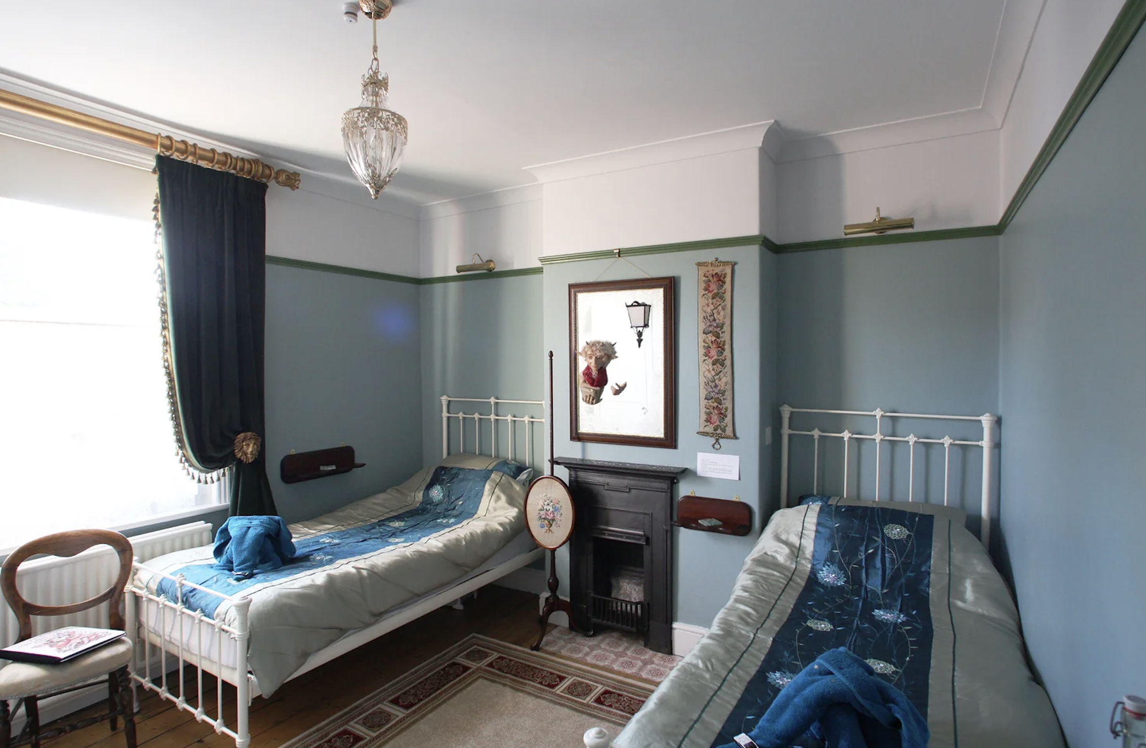 Narnia Twin Share Room w/ Shared Bathroom