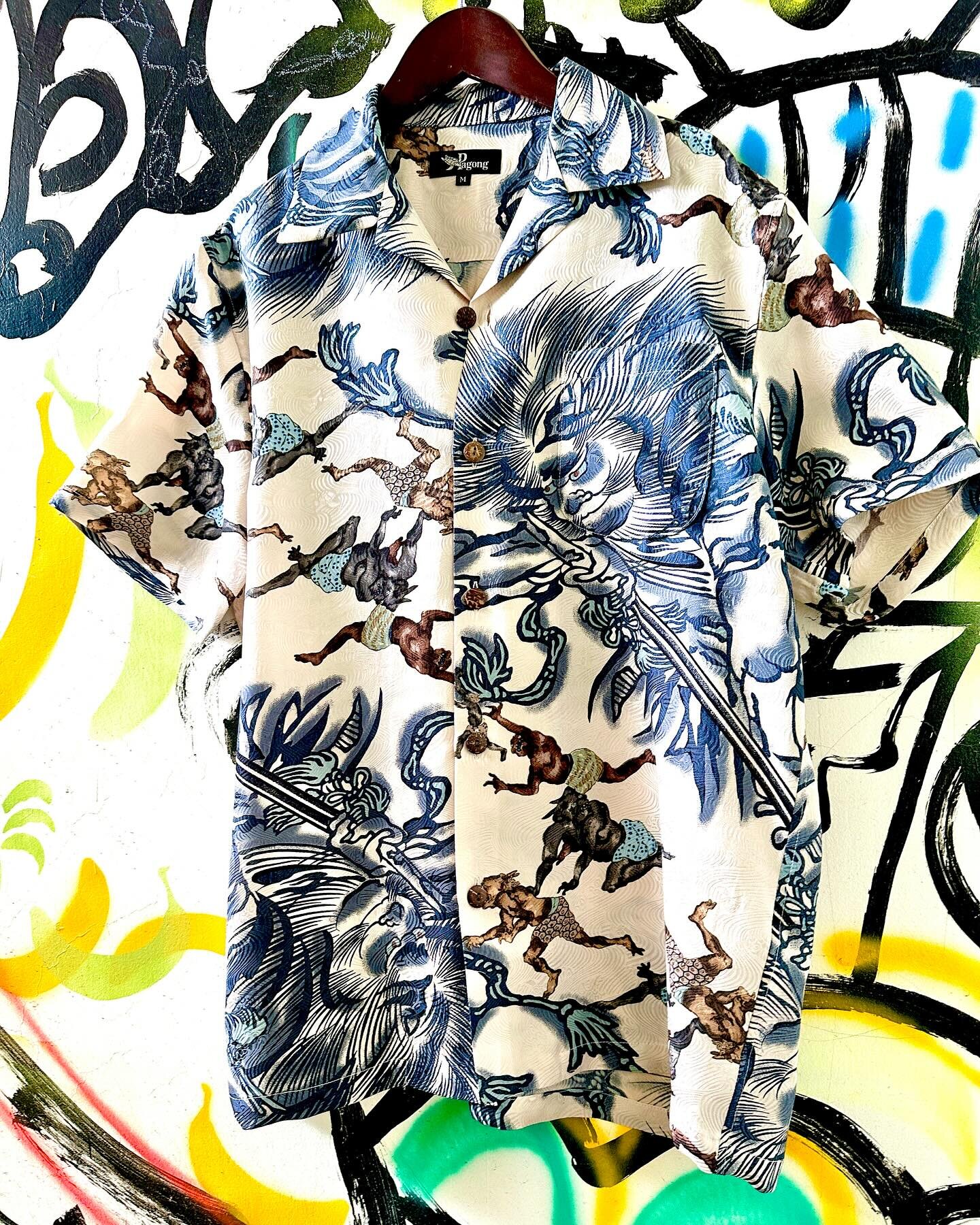 We have re-issued the little Dameon&rsquo;s in hell aloha shirt!!!

地獄の鬼 (Jigoku no Oni) 

-About-
This pattern was originally used during the Showa era (1926-1989), for the lining of a men&rsquo;s coat or &ldquo;haori&ldquo; which was worn over the 