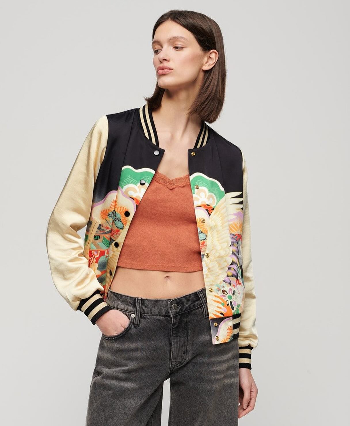 🇬🇧SUPERDRY x PAGONG🇯🇵

The new collection has launched!
Check out the super cool collab items @superdry 

Suikajan Printed Bomber Jacket
Bring a ray of Japanese inspiration to your wardrobe with the Suikajan Printed Bomber Jacket. The bomber jack