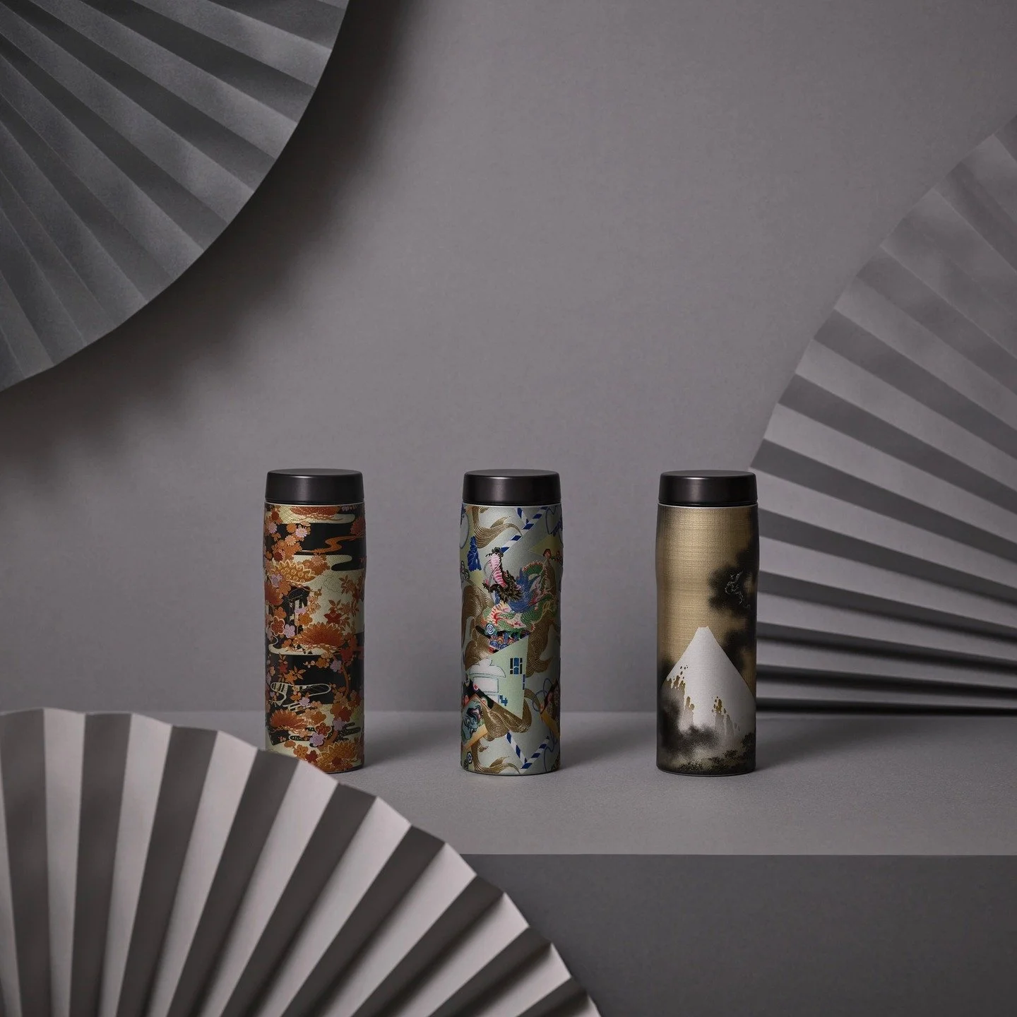 ~Pagong &times; Tiger~ Kimono Art Bottle
~Second Collaboration~
Two brands, each with a history spanning over 100 years, have come together once again. Tiger Corporation&rsquo;s vacuum-insulated bottles, carefully handcrafted in Japan through every s