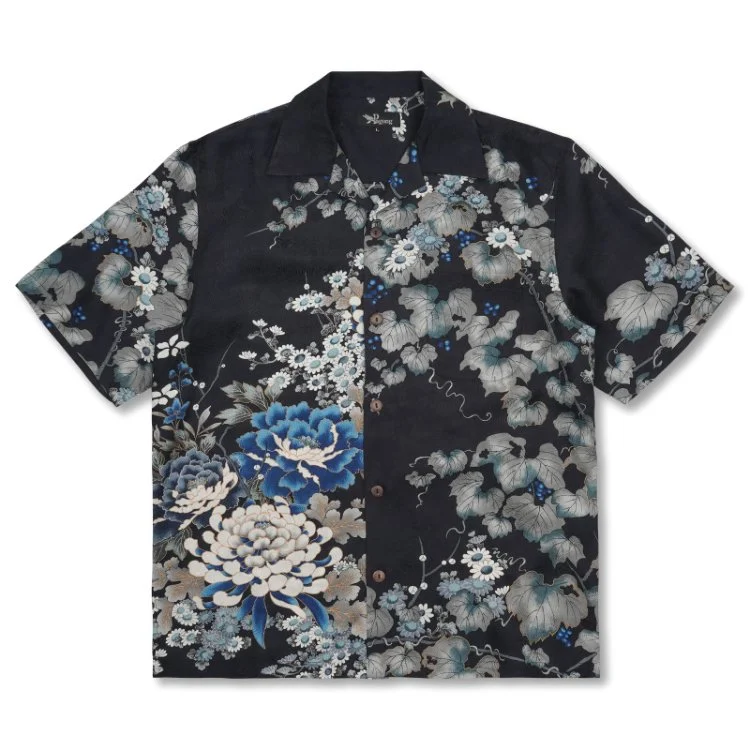 "Ivy and Peony" Silk Kimono Aloha Shirt
< 2011 Summer Collection >

Ivy has beautiful palm-shaped leaves and vine-like stems similar to maples, and its beauty was so popular that it was depicted in picture scrolls during the Heian per