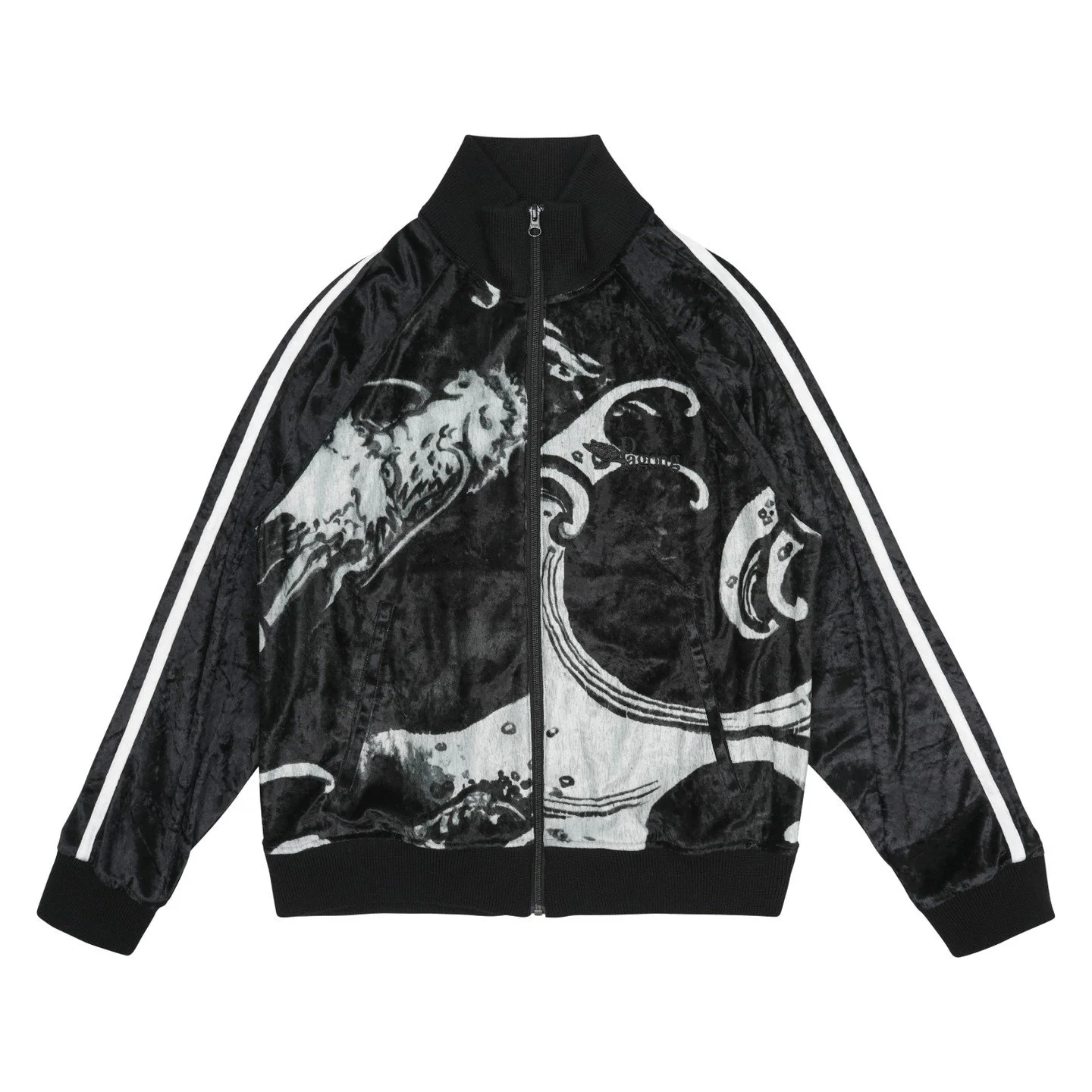 高級感たっぷりのベロアジャケット。光沢のあるベロア生地を見つけたので染めれるか試験してみたところ、信じられないくら綺麗に染まりました。ビックリしたのでそのまま勢いで作っちゃいました!!

リブ部分は編み立てて、素材に合うものをチョイスしています。

Made in japanのベロアジャケット

龍の絵は京町絵師　冬奇さんの作品です。背中には龍の構図が一枚しっかりと配置され、胸元にはPagongの刺繍あり。

https://pagong.jp/fs/pagong/m50051803bw-00
