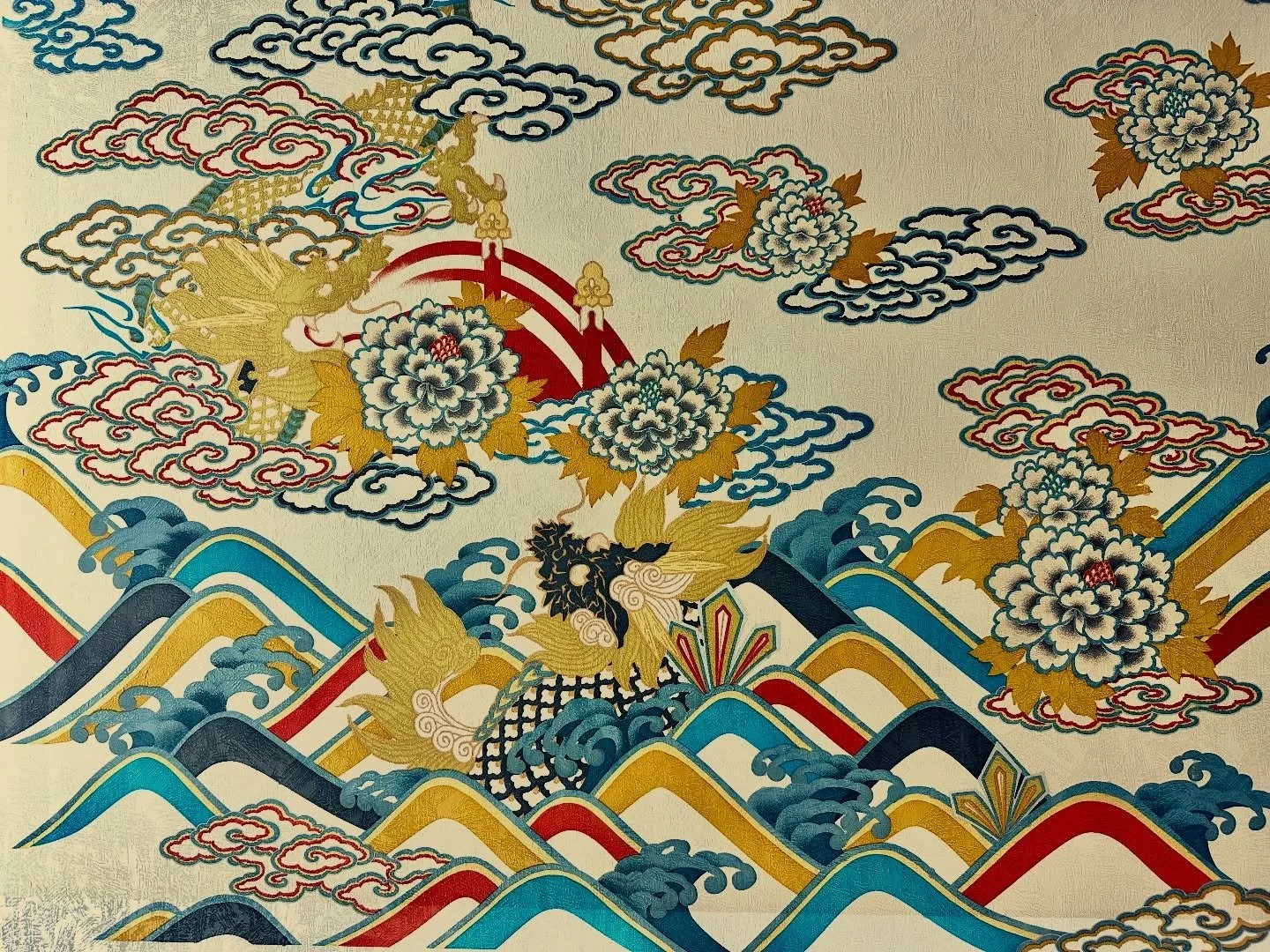 龍と麒麟
昔の古布より構成し直して、型友禅で復刻しました。

龍と麒麟が向かい合うこの文様は、古くから「天地の調和」「力と徳の融合」を象徴する吉祥柄として愛されてきました。
龍は天に昇り、雲を呼び、雨を降らせるとされる霊獣で、その姿は時に雷鳴とともに現れ、天の力を司る存在として崇められてきました。
一方、麒麟は聖人の出現や泰平の世を告げる瑞獣として知られ、角を持ちながらも温厚で、虫一匹すら踏まぬ慈しみの心を宿すと伝えられています。
龍が「天の気」を、麒麟が「地の徳」を表すとされ、この二つが並び立