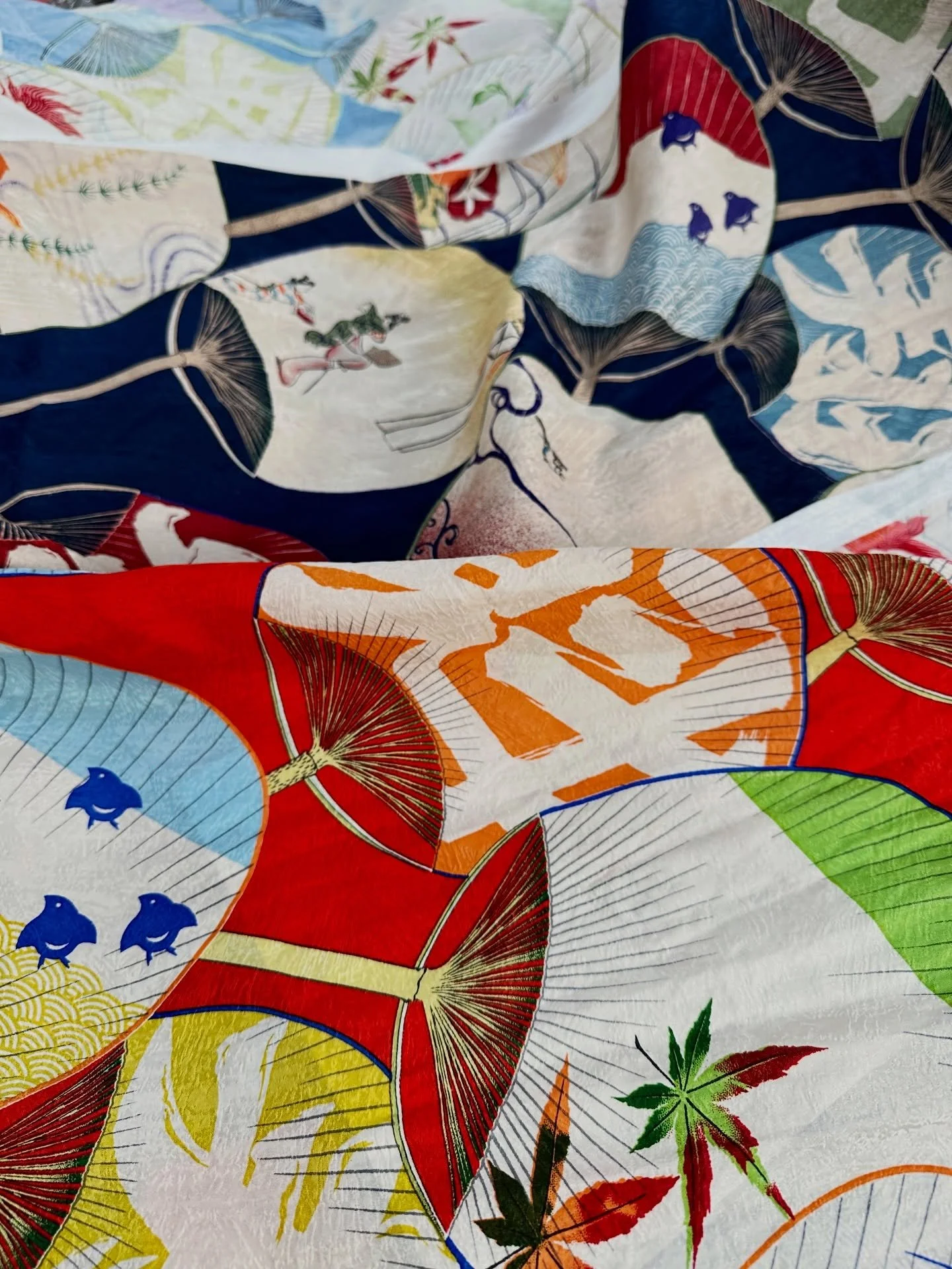 今年の夏が楽しみ🤗

［京涼の団扇］
団扇が幾重にも重なる構図は、風が通り抜けるやわらかな流れや、時が静かにめぐる様を思わせます。
古来、団扇は福を招き、災いを払う縁起のよいものとされ、この文様にも、清らかな風とともに心が整うよう願いが込められています。

#alohashirt #hawaiianshirt #アロハシャツ #kimono #着物