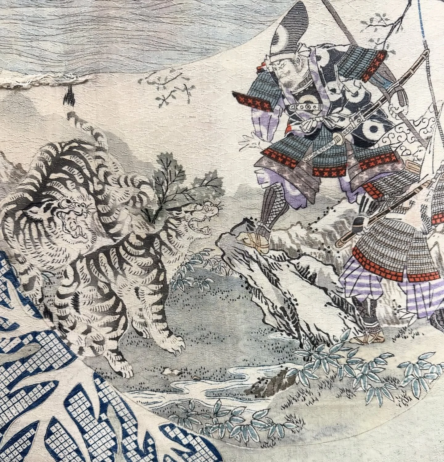 虎狩りの様子を描いた反物です、古布蒐集家の方に譲って頂きました。アロハシャツにするには構図を動かして修正する必要があります、もう一度世に出せないかと試行錯誤中です。

#アロハシャツ　#kimono #着物　#京友禅　#ᴛʀᴀᴅɪᴛɪᴏɴᴀʟᴀʀᴛ