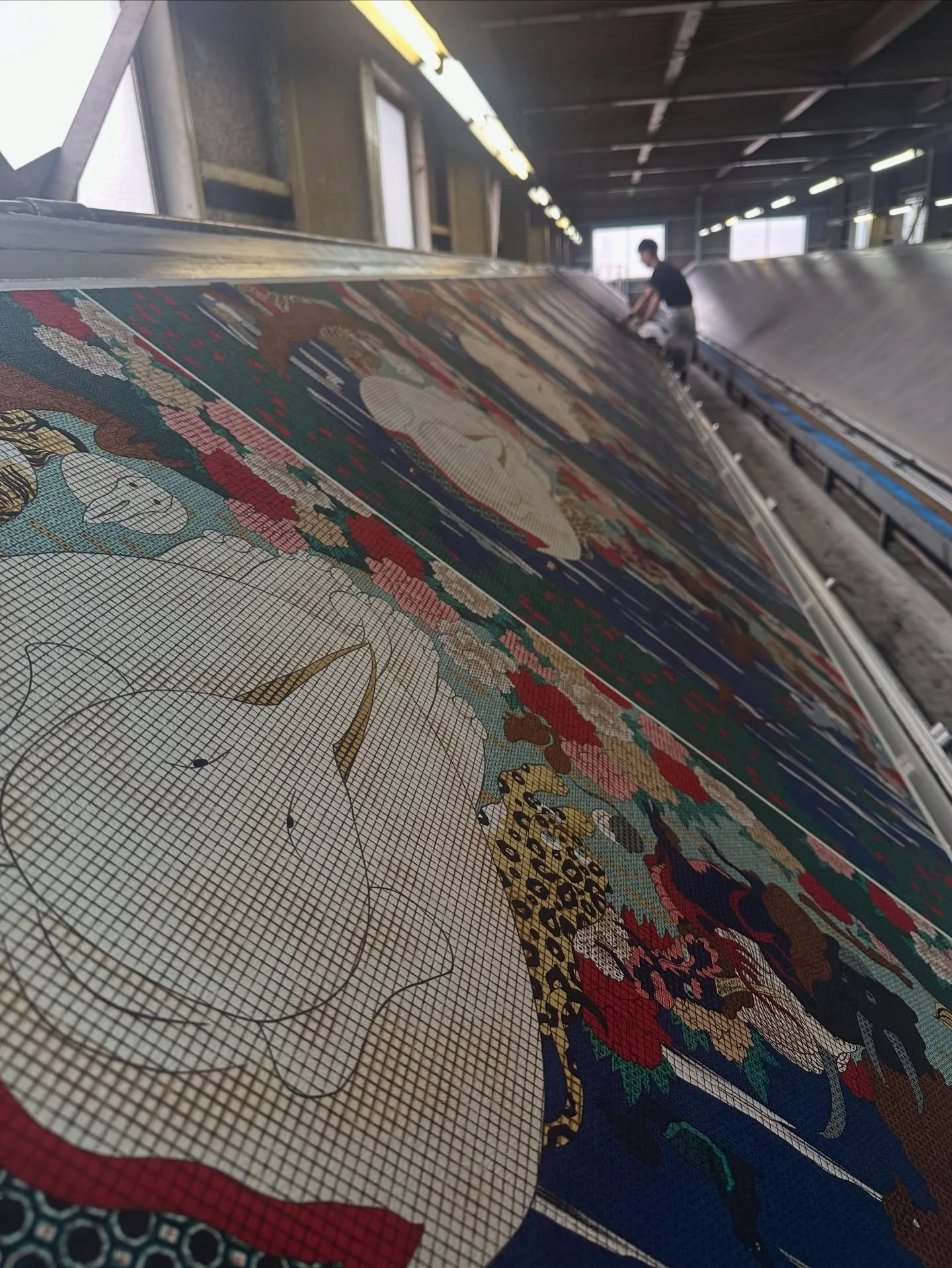 若冲の傑作

伊藤若冲は江戸時代中期の京都で活躍した絵師です。
出光美術館様のご協力を得て、『鳥獣花木図屏風』の京友禅染めによる表現に取り組みました。白象をはじめとした愛らしい動物たちが「桝目描き」と呼ばれる特殊な描法で描かれる『鳥獣花木図屏風』は、若冲の独創性が感じられる作品として注目を集めています。京友禅を通して新しい楽しみ方を発見していただければ幸いです。

#若冲　#アロハ