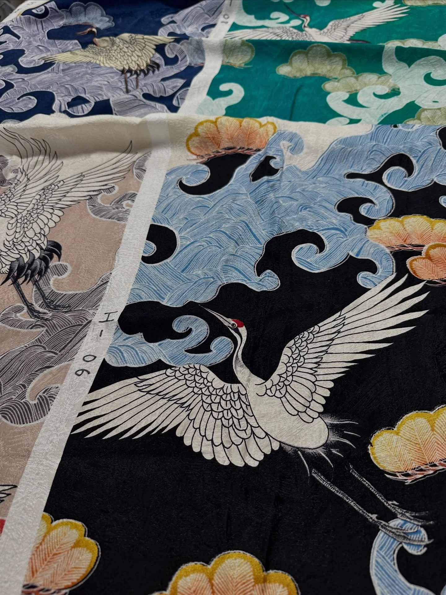 2026年新柄の色見本が完成しました。これから色味を調整していきます。鶴の糸目と松の模様も綺麗に表現することができました。良いアロハシャツになりそうな予感です☺️

#アロハシャツ　#和柄　#hawaiianshirt #着物　#kimono