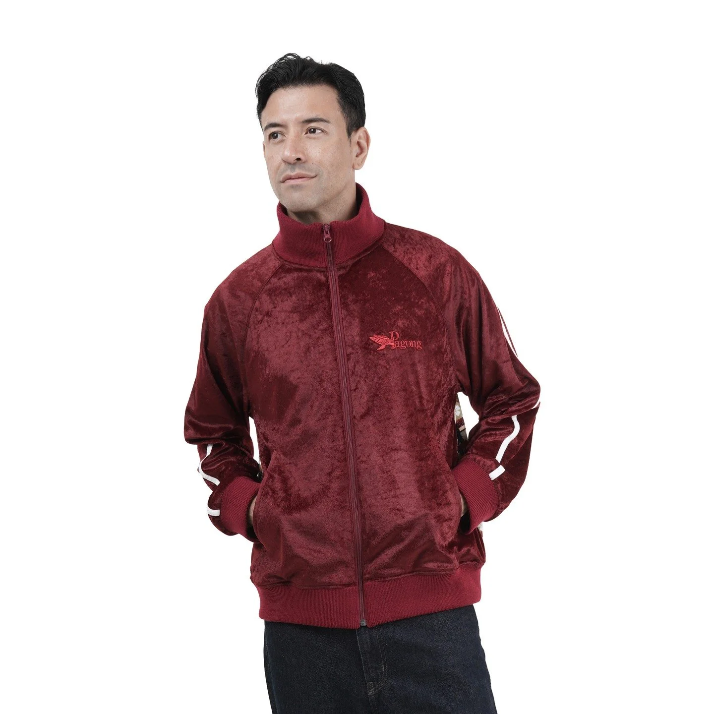 ベロアジャケット　「鷹と几帳」

背中で鋭い眼光を放つ鷹。
ベロア特有の深い光沢の生地に、勇壮な鷹の姿が鮮やかに映える一着が仕上がりました。

古来より武将に愛された鷹の柄には、その鋭い爪で「幸運やチャンスを掴んで離さない」という願い、そして物事の本質を見抜く「眼力」への想いが込められています。
また、権威の象徴でもある鷹狩りにちなみ、大切な方の出世や大成を願う守り神のような役割も果たしてくれます。

光を纏うベロアの質感と、伝統美が織りなす力強いコントラストをぜひお楽しみください。

#鷹柄 