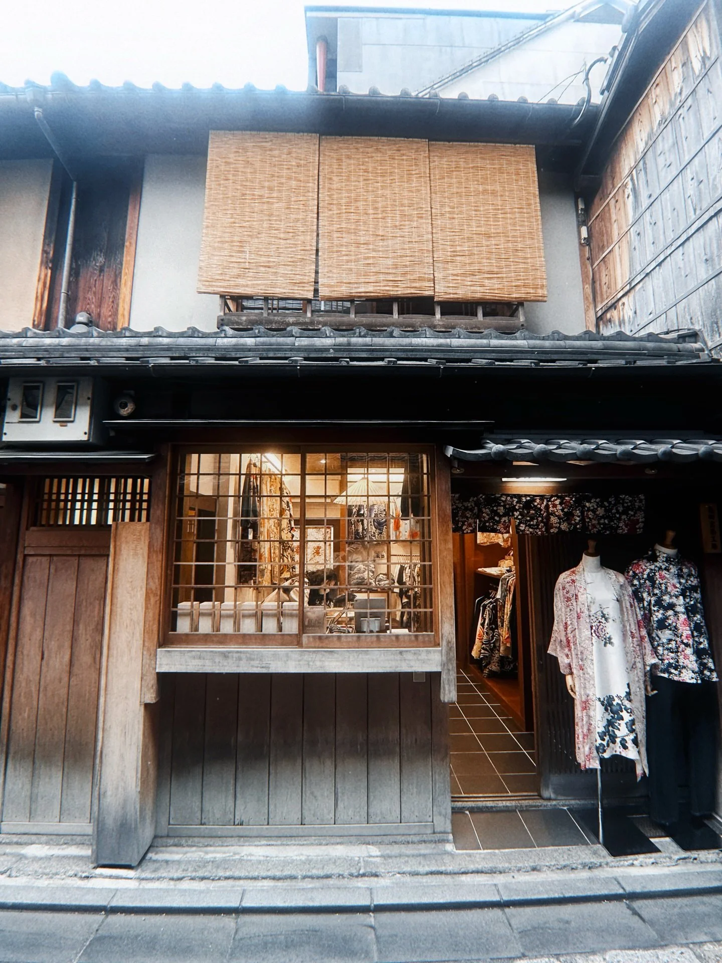 Pagong Kyoto Gion Shop

We have been dyeing kimono for over 100 years. Everything is hand-dyed using the Kyo-Yuzen technique since 1919.

#kyototrip #madeinjapan #traditionalart #kimono #kimonostyle