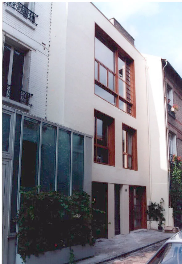 Maison de ville Paris 15 - France.En collaboration avec Alain Cayol architecte.Une maison de ville située Impasse Santos Dumont dans le 15e arrondissement de Paris. La réflexion a porté sur la surréservation de la facade pour créer un espace cuisine…