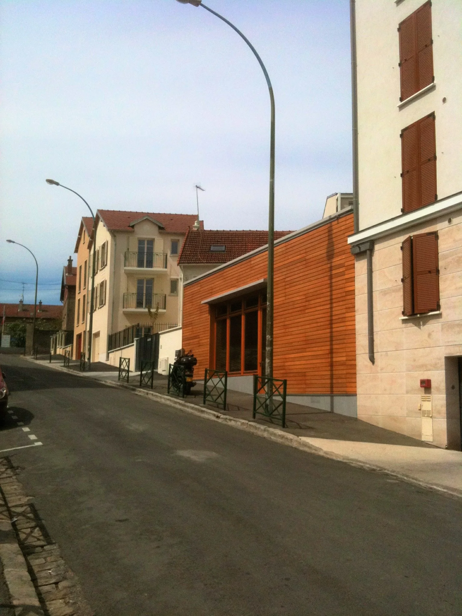 Loft Nogent sur Marne - France.Sur sur surface de 60m² en forme triangulaire, nous avons conçu un loft d'environs 80m² éclairé par une grande baie orientée au sud. L'isolation par l'exterieur et le revetement bois le détache des constructions voisin…
